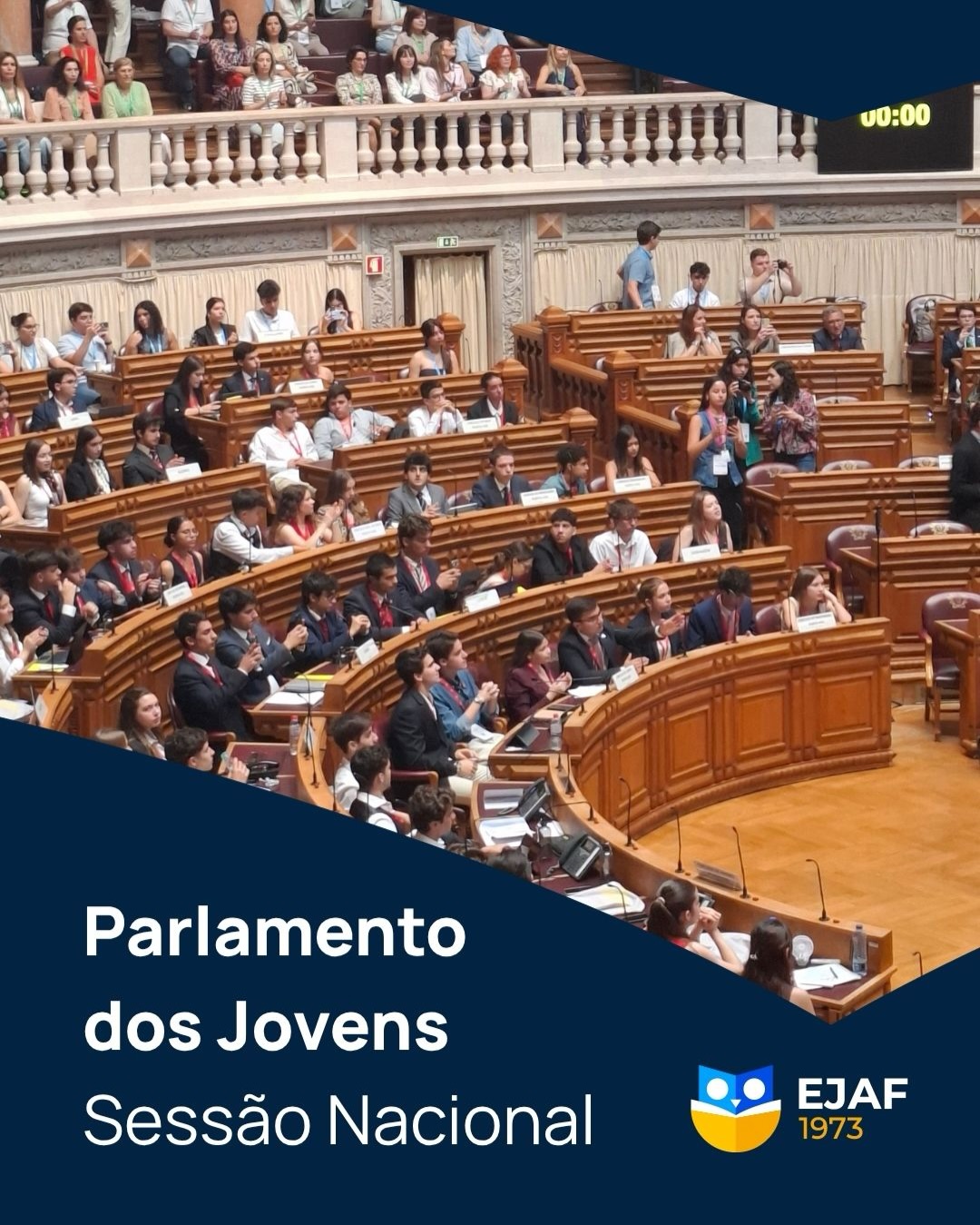 Nos dias 25 e 26 de maio, decorreu a Sessão Nacional do Parlamento dos Jovens, na Assembleia da República.
Mais uma vez, o EJAF esteve representado pelos alunos Francisco Nico, do 11.º G, e António Rodrigues, do 12.º E que, acompanhados pela Prof. Patrícia Tomás, participaram ativamente no debate e na aprovação das medidas que integraram a Recomendação Final.
Ao longo da sessão, os alunos tiveram ainda a oportunidade de contactar diretamente com deputados, conhecer de perto o funcionamento da atividade parlamentar e experienciar o ambiente vivido na casa da democracia portuguesa.
Esta participação constituiu uma experiência cívica e formativa de enorme importância, promovendo o espírito crítico, a capacidade de argumentação e a consciência da relevância da participação dos jovens na vida democrática do país.
#EJAF #OlhosPostosNoFuturo #UmFuturoEmConstrução