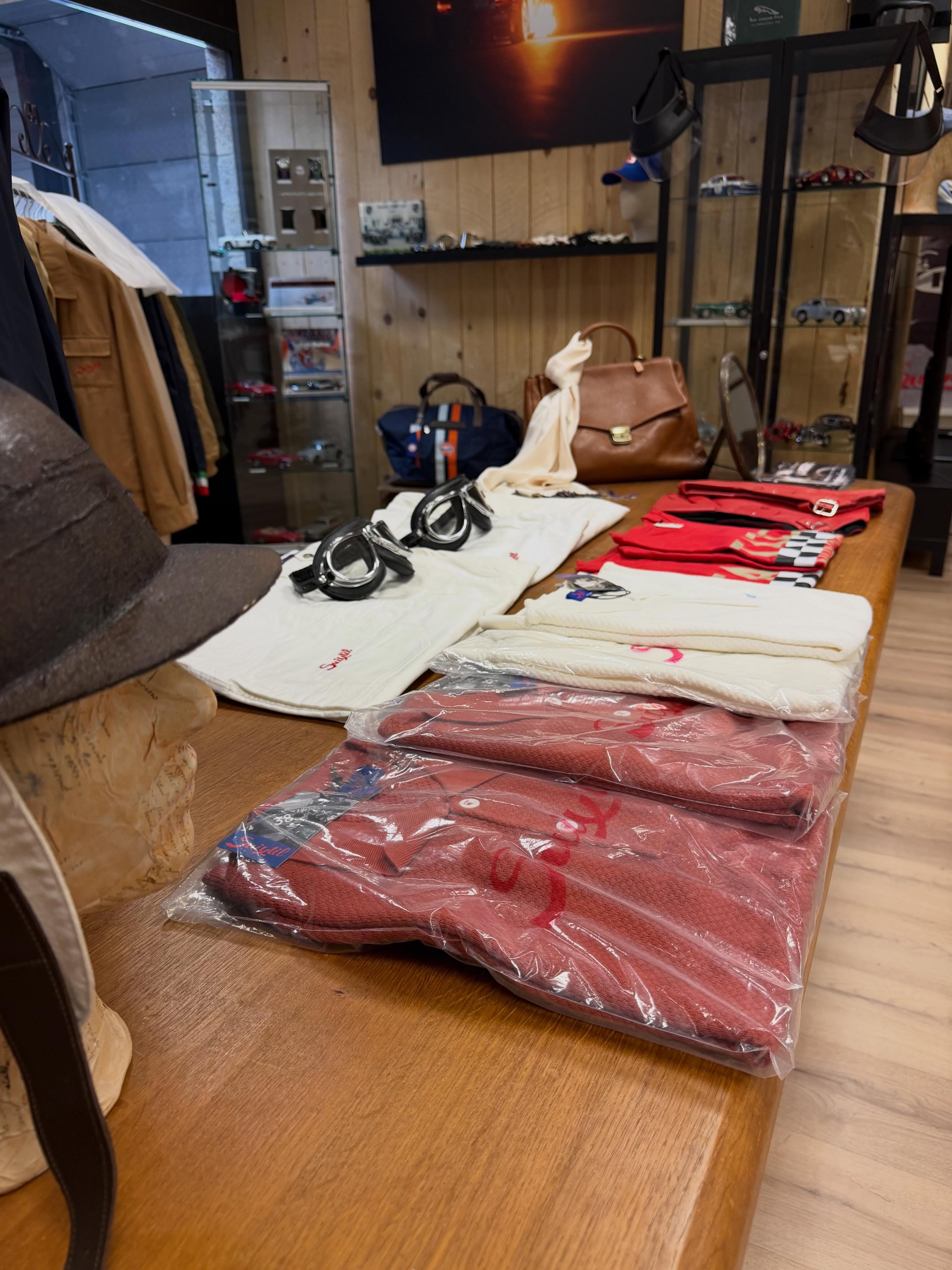 SOLD SOLD SOLD 🎁
Productieve ochtend bij Pilota! Deze gentleman driver kledij en accessoires zijn allemaal verkocht en sommige stuks zijn binnenkort te zien op de Mille Miglia 🇮🇹
Bedankt voor jullie bestellingen 🙏🏻
#pilota #verkocht #thankyou #suixtil #arpiem