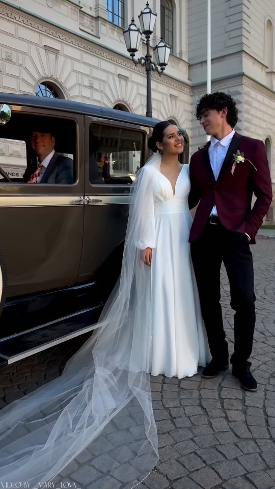 Beautiful couple 👰🏼♂️ @keysi.mp3 🤵@worddoxx
Mua @juliakiuru_beauty
Hair @valentynagusar_hairstylist
Jewelry @arevlaakso
Flower décor @botanica_fi
🎞 @_mary_lova_
Dress 𝐄𝐥𝐞𝐠𝐚𝐧𝐭 𝐀𝐟𝐟𝐚𝐢𝐫𝐬
#häämekko #häät #hääpuvut #morsian #hääinspiraatio