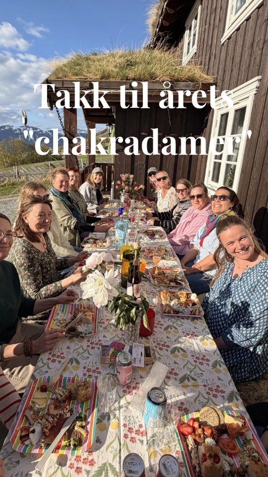 Ordet “chakradamene” har fått en sånn enorm betydning for meg de siste årene.
Det symboliserer fellesskap, mangfold, tilhørighet og søsterskap🌈🧘🏼♀️🫶🏼
Hjertet mitt sprekker av glede over tanken om å få ha så mange flotte kvinner i livet mitt!💗
Takk til hver og en av dere, og også til dere som ikke kunne komme.
Følelsen som gir gjenklang og håp for fremtiden er at når vi alle kommer sammen og bidrar med det vi brenner for, så løfter vi også alle rundt oss✨
Jeg løfter blikket mot en lys fremtid - en fremtid i fellesskap i et rikt mangfold, der alle kommer sammen med åpne hjerter, høylytt latter og gledelig tilstedeværelse.
Takk, takk, takk🌸💗
#chakrakurs #chakradamer #berglys