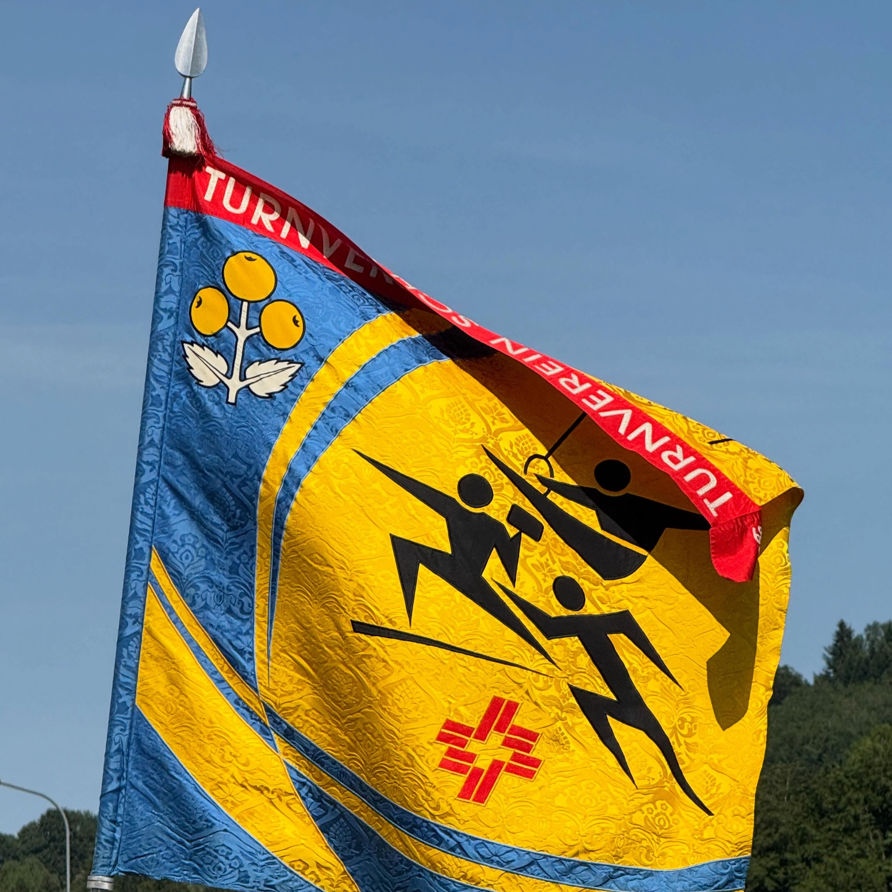 Einmal mehr durften wir am vergangenen Samstag mit dem @tannzapfe_cup in die Saison 2026 starten. Das Team Aerobic zeigte eine gute Leistung, welche mit der Note 8.88 und dem 21. Rang goutiert wurde. Am Barren und den Schaukelringe konnten die neu einstudierten Programme nicht wunschgemäss abgeliefert werden. Die Noten 9.17 (BA) und 8.95 (SR) sprechen für sich. Es reichte zum siebten bzw. neunten Rang. Nächster Halt -> @appenzeller_kantonalturnfest. Bevor die Tür für immer schliesst, durften wir den Sonntag noch ein letztes Mal in unserem Stammlokal Restaurant Mühle verbringen - vielen Dank Margrith für all die schönen Stunden welche wir bei dir verbringen durften, sie werden uns für immer in bester Erinnerung bleiben.
.
.
.
#tvschattdorf #mehralsturnen #turnenverbindet