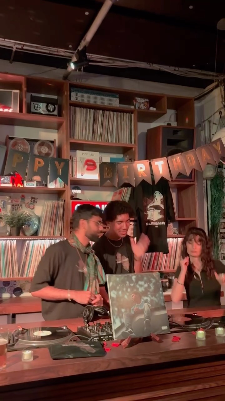 only ever at BYOV do you get surprised with selects like this âš
thank you to the guy who brought this for us to spin đ
#BYOV #listeningbar #vinylnight #jcole #wetdreams