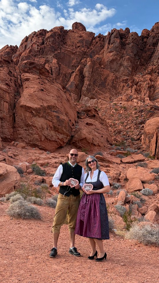 "Rheintracht meets Las Vegas"-
.
Diese Nachricht und die tollen Fotos haben mich erreicht , worüber ich mich wahnsinnig gefreut habe. Vielen Dank❣️
.
Und man sieht, Tracht, geht auch in Las Vegas. Wir sind jetzt international 😀
.
.
#lasvegas
#tracht
#weddinginlasvegas
#dirndl
#america