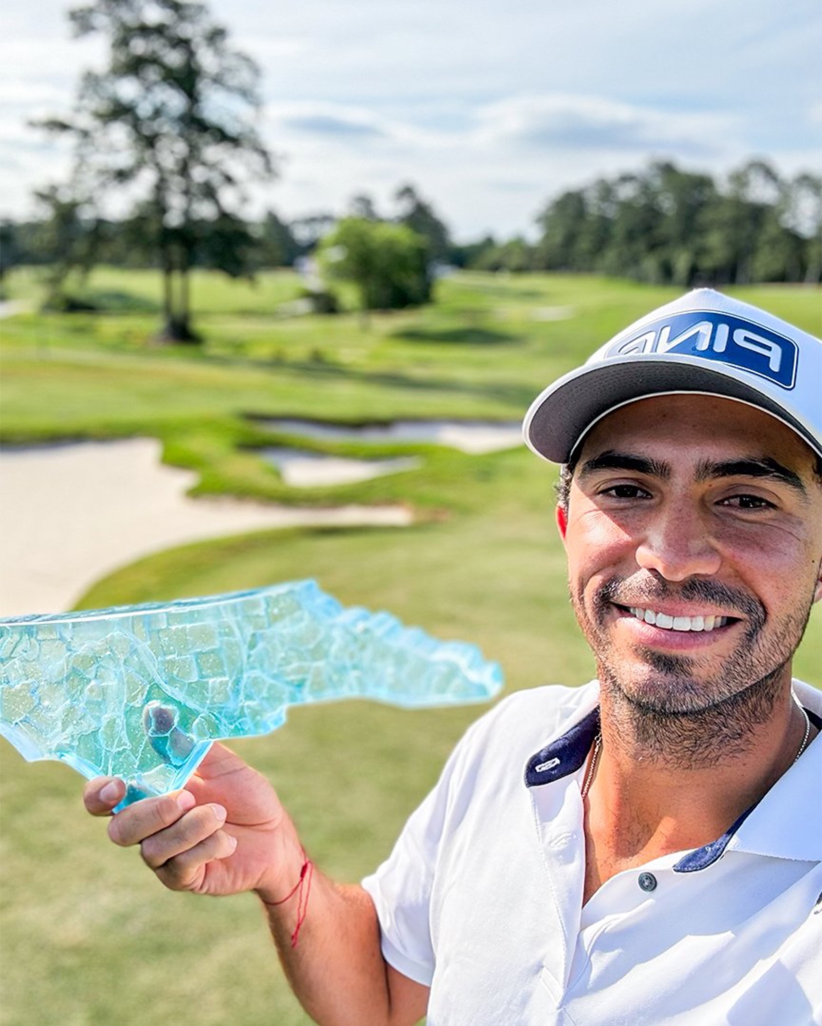 Lo más destacado de la victoria de Álvaro Ortiz en el UNC Health Championship del Korn Ferry Tour fue:
🏆 Consiguió su primera victoria en el Korn Ferry Tour, un logro que llegó en su aparición número 84 dentro del circuito.
🇲🇽 Se convirtió en el ganador mexicano del torneo, consolidando uno de los momentos más importantes de su carrera profesional.
📈 La semana cambió por completo tras una espectacular segunda ronda de 62 golpes (-8), una de las mejores tarjetas del campeonato.
🎯 Durante la tercera ronda protagonizó un impresionante hoyo en uno de más de 250 yardas, golpe que lo impulsó al liderato rumbo al domingo.
💪 Llegó a la ronda final con ventaja y supo resistir la presión para terminar empatado en el liderato con -10, resultado suficiente para quedarse con el título.
🚀 La victoria representa un impulso fundamental en la carrera del tapatío dentro de la lucha por ascender al PGA Tour, luego de haber conservado estatus completo para la temporada 2026 gracias a su desempeño en 2025.
Dato adicional: Álvaro Ortiz llegó al torneo sin un Top 20 en sus primeras 10 apariciones de la temporada 2026 y terminó levantando el trofeo, una muestra clara de perseverancia y capacidad de respuesta en los momentos importantes.