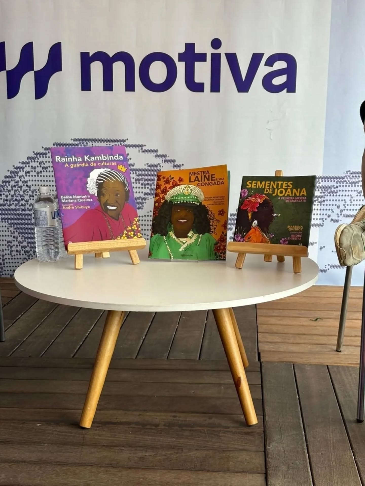 #Repost @profa_jubueno with @let.repost
• • • • • •
Neste fim de semana tive a alegria e a responsabilidade de mediar uma mesa literária promovida pela Editora Mocho Edições, ao lado das autoras Belisa Monteiro e Mariana Queiroz.
Conversamos sobre os livros Rainha Kambinda, a Guardiã de Culturas, Sementes de Joana: a Primeira Mestra de Maracatu e Mestra Laine e sua Congada, obras que apresentam às crianças histórias de mulheres que guardam saberes, tradições e manifestações culturais brasileiras.
Enquanto preparava a mediação, percebi que essa não era apenas uma atividade profissional. Era também um reencontro com a minha própria trajetória.
Minha relação com a cultura popular começou na infância, acompanhando minha avó pelas festas, batuques e sambas de cidades como Pirapora do Bom Jesus, Tietê e Aparecida do Norte.
Anos depois, já adulta, durante uma festa de rua na Água Branca, em São Paulo, os tambores me fizeram reencontrar aquela menina que cresceu cercada por essas manifestações. Desde então, a cultura popular tem sido uma importante fonte de aprendizado, pertencimento e construção da minha identidade.
Como pedagoga, brincante e pesquisadora de cultura popular, estar nessa mesa teve um significado especial. Foi uma oportunidade de refletir sobre o papel da literatura na valorização das culturas populares, da ancestralidade, da memória e das mestras que mantêm vivos conhecimentos transmitidos de geração em geração.
Saio dessa experiência com a certeza de que contar essas histórias para as crianças é também uma forma de preservar patrimônios culturais, ampliar representações e fortalecer vínculos com nossas raízes.
Meu agradecimento à equipe da @mocho_edicoes e a @deborahleanza pelo convite e pela confiança, e às autoras @belisa_monteiro e @mariqzsilva pela generosidade da partilha.
Que mais crianças possam conhecer as histórias das mulheres que guardam e semeiam cultura em nosso país.
📸Da @mariaclaraloureiro
#LiteraturaInfantil #CulturaPopular #Ancestralidade #Educação Pedagogia Literatura CulturasBrasileiras Memória Infância