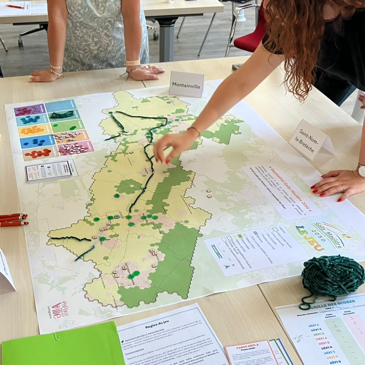 En bref, notre actualité du mois ! 🌼
Photo 1 - 🧩 Espace Ville fait du ZAN un jeu d’enfant ! Pour sensibiliser nos élus aux exigences du zéro artificialisation nette et les aider à spatialiser ses enjeux sur leur territoire,
Espace Ville a créé son premier jeu de plateau ! Nous avons pu le tester avec les techniciens de la Communauté de communes de Gally-Mauldre ! Rendez-vous en juin pour la session de jeu avec les élus !
Photo 2 - ✅ Lancement de la révision du PLU de l'Étang-la-Ville (78) ! Merci aux élus de nous avoir renouvelé leur confiance. Nous sommes très heureux de les accompagner dans la réalisation de leurs objectifs notamment liés à la préservation du cadre de vie.