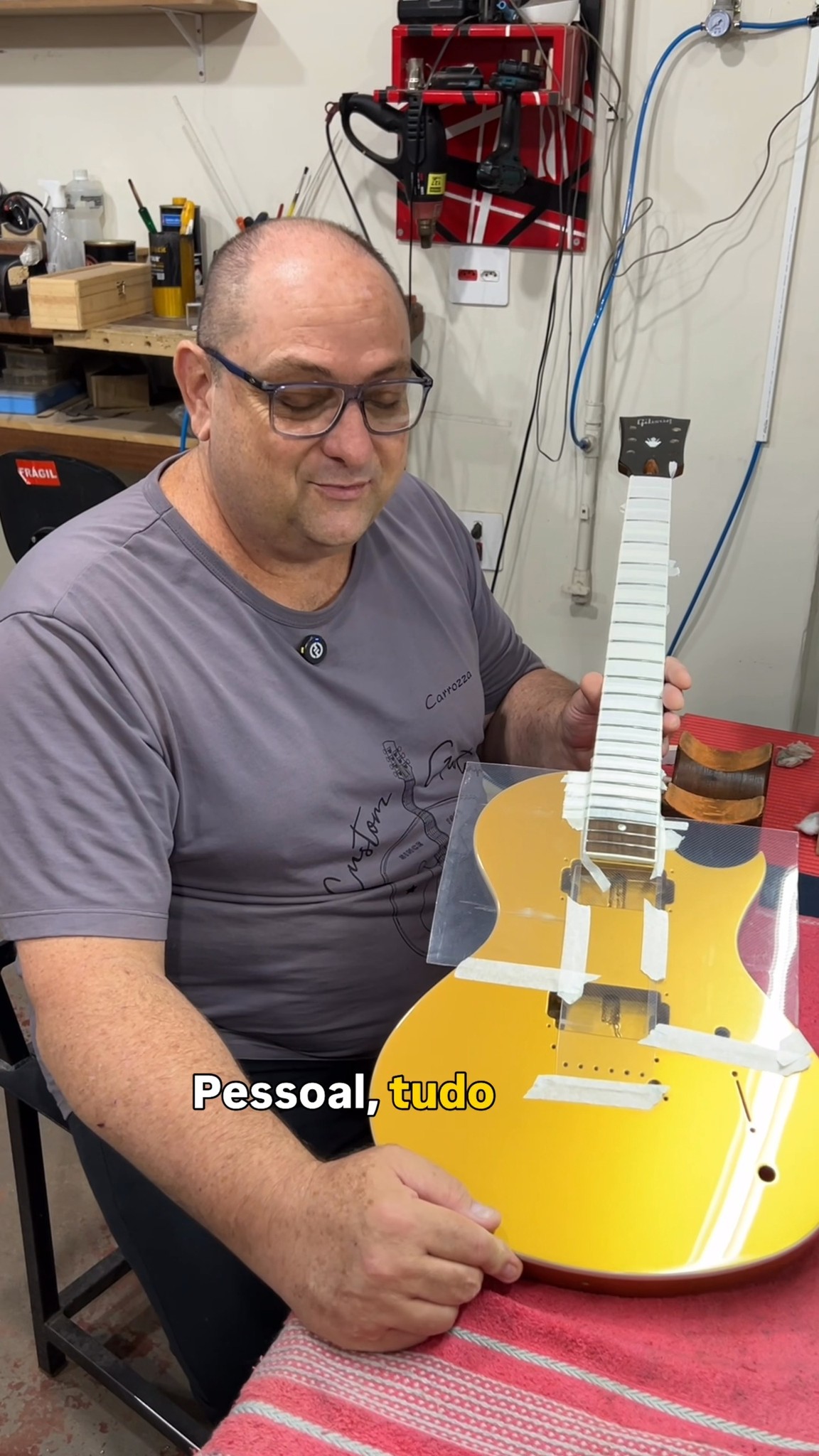 Gibson: Pintura Maravilhosa e Montagem Completa
Pessoal, olha essa Gibson que está passando pelo banco da Carrozza Luthieria! Ela recebeu uma pintura simplesmente maravilhosa — o resultado visual já está de tirar o fôlego.
Agora estou na fase de montagem completa do instrumento. Estou empapelando a escala para finalizar a retífica, fazendo o polimento para deixar tudo no brilho e preparando cada detalhe para a montagem final.
Depois de tudo montado, ainda vou fazer a regulagem geral para garantir que a tocabilidade esteja impecável — altura das cordas, tensor, oitavação, tudo no ponto certo.
Acompanha aqui para ver o resultado final dessa transformação! 🔥
Se você ama a sua guitarra e quer deixar ela sempre regulada e tudo funcionando perfeitamente, manda pra gente! 🛠️🔥
#guitarradeluthier #Gibson #guitarrahandmade #CarrozzaLuthieria #luthieria
