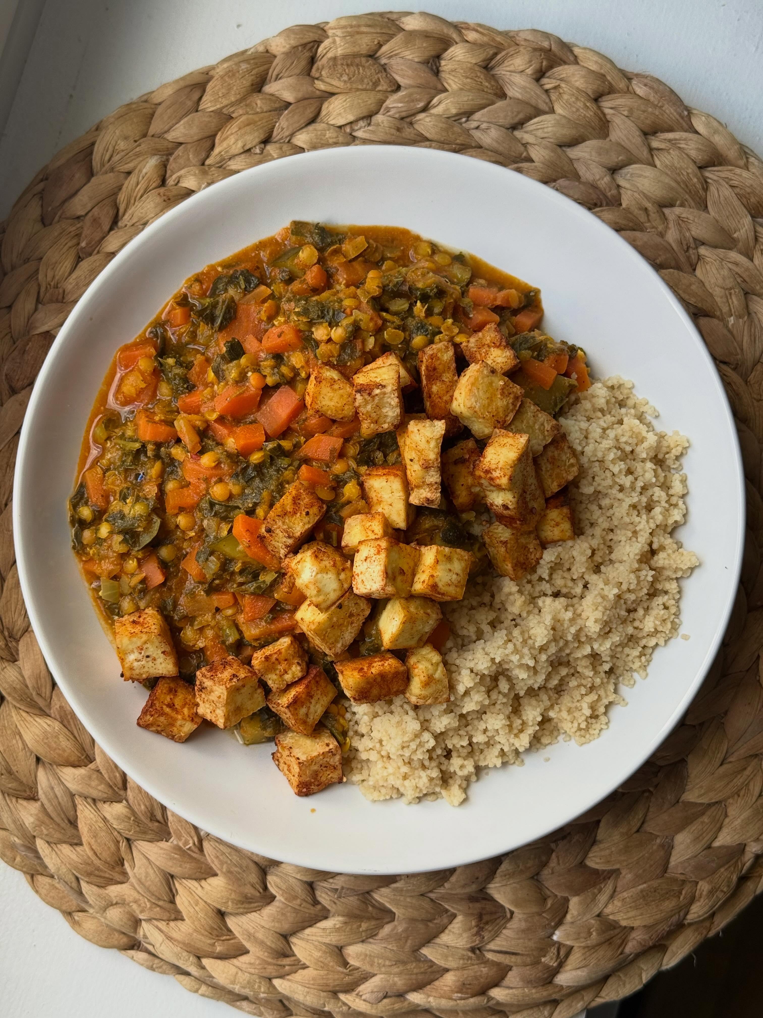 Mein allerliebstes CURRY-REZEPT 🌱😍 und eins meiner absoluten Standard-Essen!
Ich war selten so in der Curry-Sucht wie dieses Jahr und ich habe glaube ich nichts so oft gegessen wie dieses Curry mit Grünkohl, Brokkoli & roten Linsen! Perfekt als Meal Prep, nach dem Training & einfach nur so lecker. Lasst es euch schmecken ☺️
Zutaten:
1 rote Zwiebel
2 Knoblauchzehen
300g rote Linsen (getrocknet)
500g TK-Grünkohl, gehackt
1 Brokkoli
5 Möhren
1 Dose Kokosmilch
1 Flasche passierte Tomaten
1 EL Gemüsenbrühe + 500ml Wasser
1 TL rote Currypaste
Salz, Pfeffer, Kurkuma, Curry, Paprikagewürz, italienische Kräuter
Dazu:
Tofu, natur
Vollkornreis
Zubereitung:
Zwiebel, Knoblauch und Möhren schälen, klein schneiden und in etwas Kokosöl dünsten. Currypaste unterheben. Linsen und Brühe mit dazugeben und so viel Wasser, dass alles gerade so bedeckt ist. Brokkoli waschen, klein schneiden und mit dem Grünkohl unterheben. Nach ca. 10 Min. Kokosmilch, Tomatensauce und die restlichen Gewürze dazugeben. Köcheln lassen, bis die Linsen und das Gemüse gar sind. In der Zwischenzeit den Reis nach Packungsanleitung gar kochen. Tofu mit Paprikagewürz und Salz in einer separaten Pfanne braten oder im Ofen 20 Min. oder im Airfryer 12 Min. bei 180°C kross backen.
#rezept #sporternährung #gesundeernährung #curryrezept #curryliebe