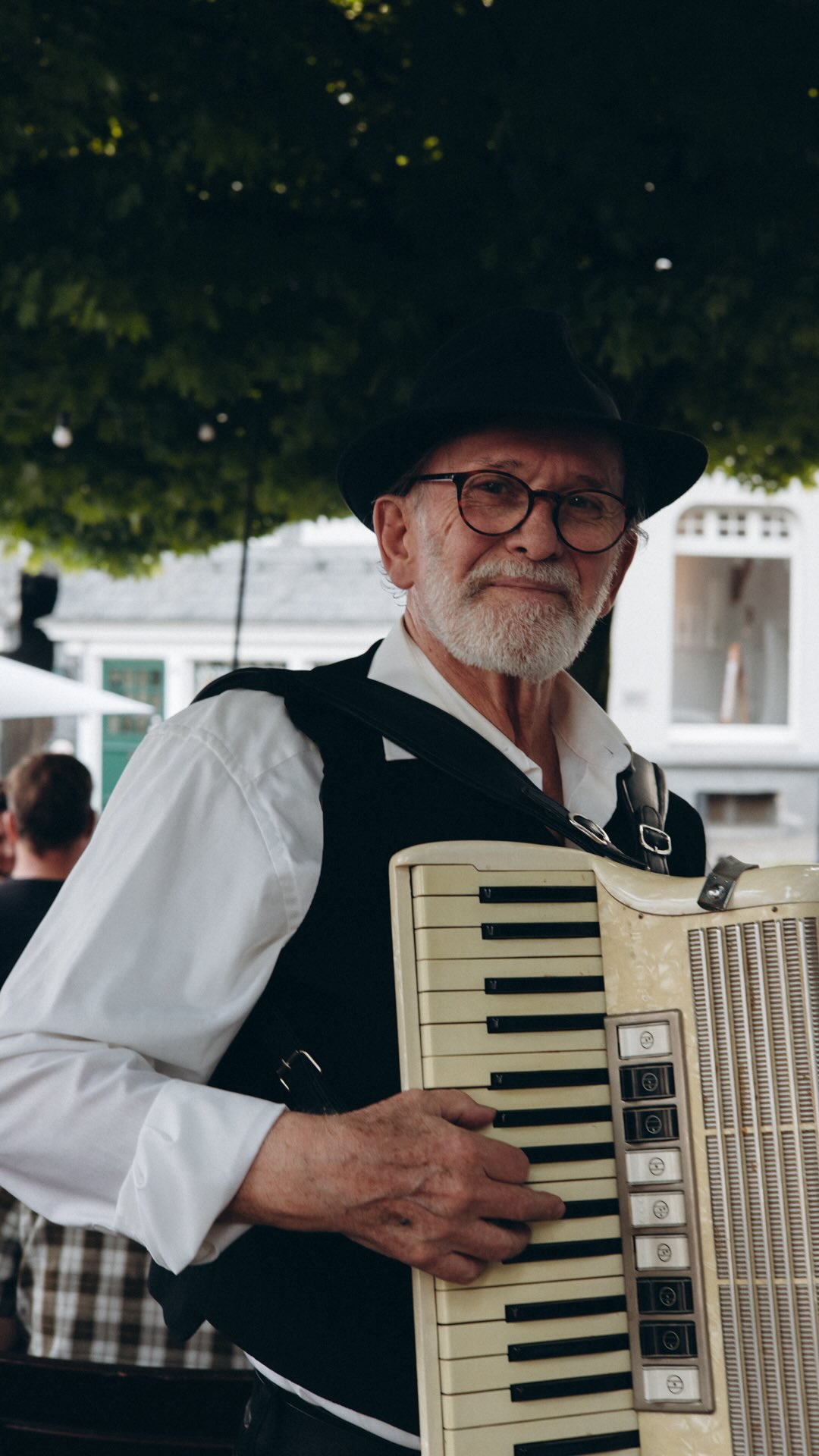 Wenn ihr heute nicht dabei wart: Morgen habt ihr noch einmal die Gelegenheit. 🇮🇹
Piazza Italia geht in die zweite Runde. Mit italienischer Musik, gutem Essen, einem Glas Wein auf der Terrasse und ganz viel Sommerabend-Gefühl mitten in Gräfrath.
Ab 18 Uhr. Wir freuen uns auf euch.