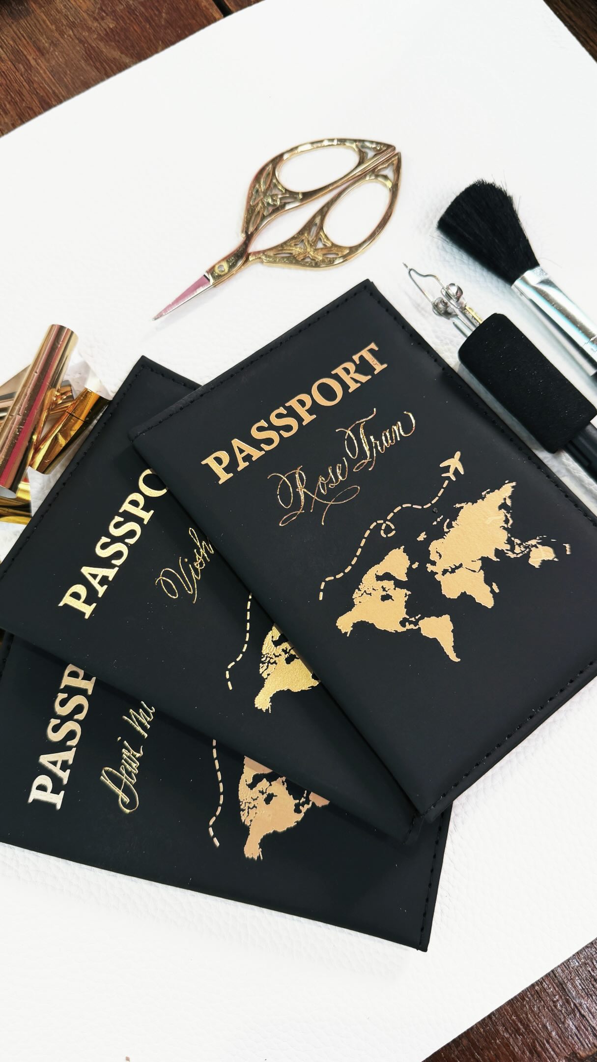 Personalized passport covers for your next trip to a sunny destination 😎 Thank you @bondisands and @mooitheagency for inviting me!
#kalligrafie #eventcalligraphy #eventcalligrapher #hotfoiling #kalligraferen