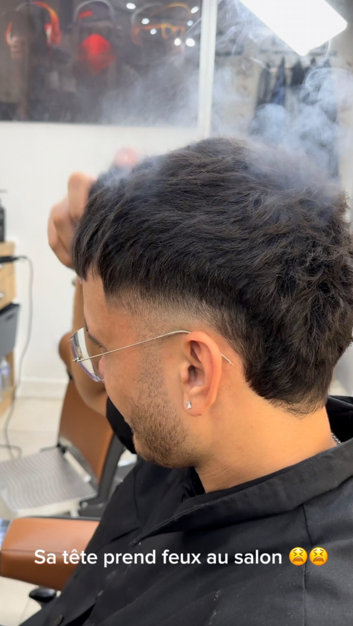 🔥 EN EXCLUSIVITÉ chez @barbrshop_saint__martin_du_var & @barbr_shop_carros 🔥
Découvrez la nouvelle poudre coiffante avec diffuseur intégré @lenouvelhomme.dc !
✅ Application ultra-précise
✅ Plus de gaspillage de produit
✅ Contrôle parfait du coiffage, mèche par mèche
✅ Volume et texture instantanés
✅ Contenance 60ml
Grâce à son diffuseur innovant, appliquez la juste quantité exactement là où vous en avez besoin pour un résultat naturel et maîtrisé.
Passez à un autre niveau pour votre coiffage ! 💈✨
@mamabarbrshop06 pour le model 🔥🔥
@dodobarbrshop06 @swarl.barber
.
.
.
.
#barber #barbershop #barbersinctv #barbers #barbering
