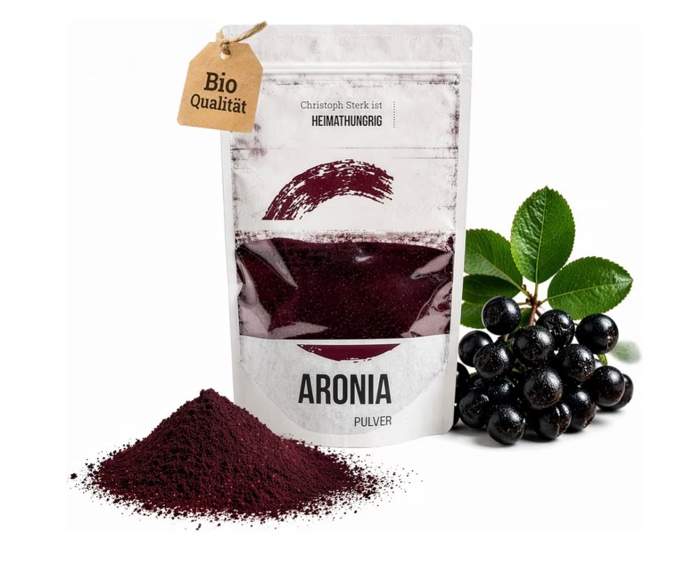 🫐 Aronia Pulver 🫐
In unserer Produktreihe möchten wir euch jede Woche eines unserer eigenen Erzeugnisse vorstellen. Nach und nach nehmen wir euch mit in unseren kleinen Hofladen und geben euch einen Einblick in die Produkte, die hier mit viel Leidenschaft entstehen. 🤍
Den Anfang macht ein echter Alleskönner aus unserem Sortiment: unser Bio-Aronia Pulver – natürlich, regional und mit viel Liebe hergestellt. 🌱
Schonend verarbeitet und mit viel Sorgfalt hergestellt, überzeugt es durch seinen fruchtig-herben Geschmack, die intensive Farbe und seine vielseitige Verwendung – ob im Smoothie, Joghurt, Müsli oder als Färbemittel beim backen.
Unser Aronia Pulver findet ihr direkt in unserem Online-Shop sowie neu auch auf Amazon.
#aronia #bio #hofladen #regional #superfood heimathungrig gesundegenuss