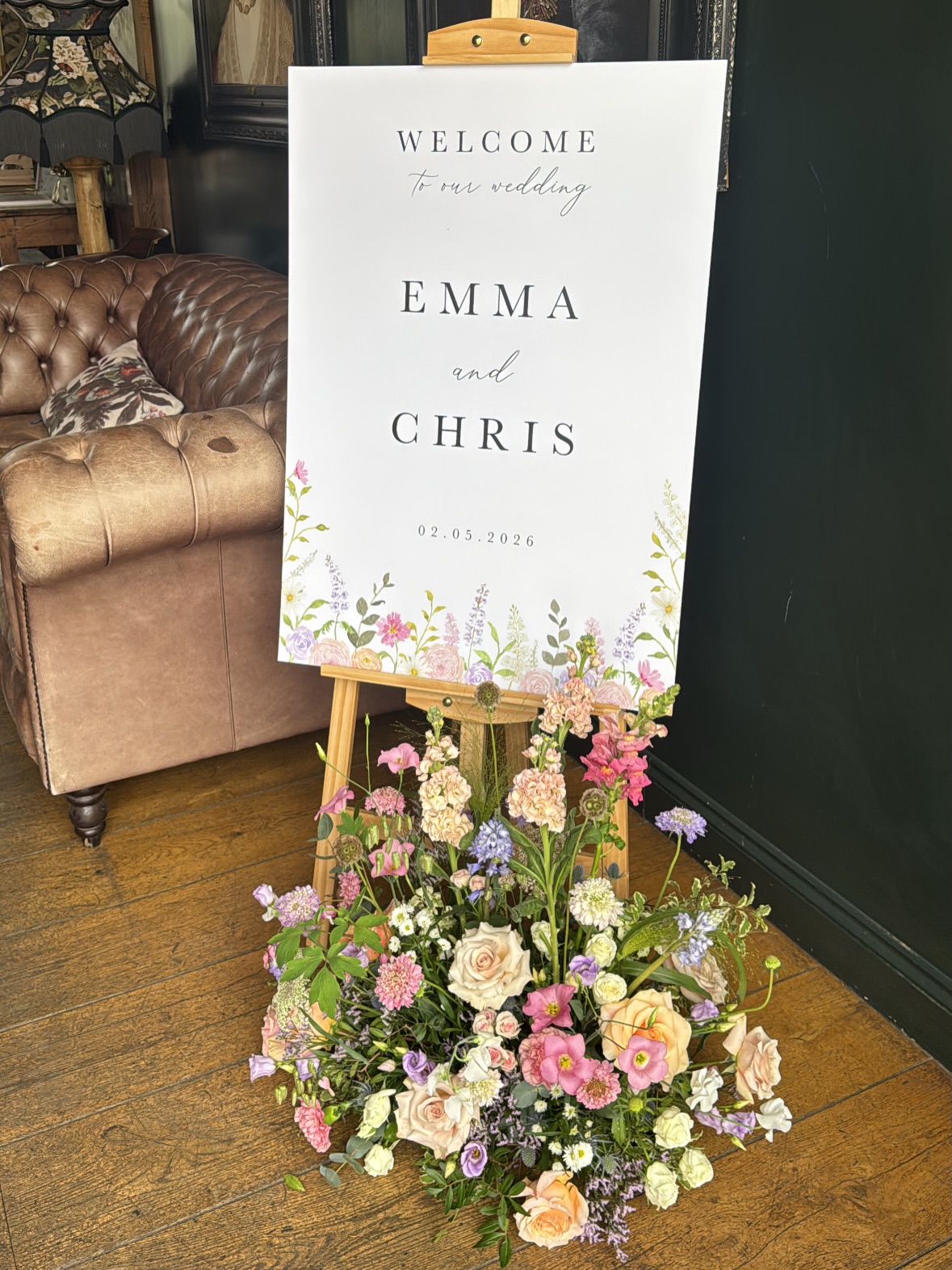 Snippets from E & C’s incredible day @barnsatredcoats back in May. I just lurrrrved this colour scheme- beautiful soft pastels in a meadowy style with matching candles 🩷🧡💜 🩵
#weddingflowersdecor #barnsatredcoats #relaxedweddingflowers #softpastelwedding #pastelwedding