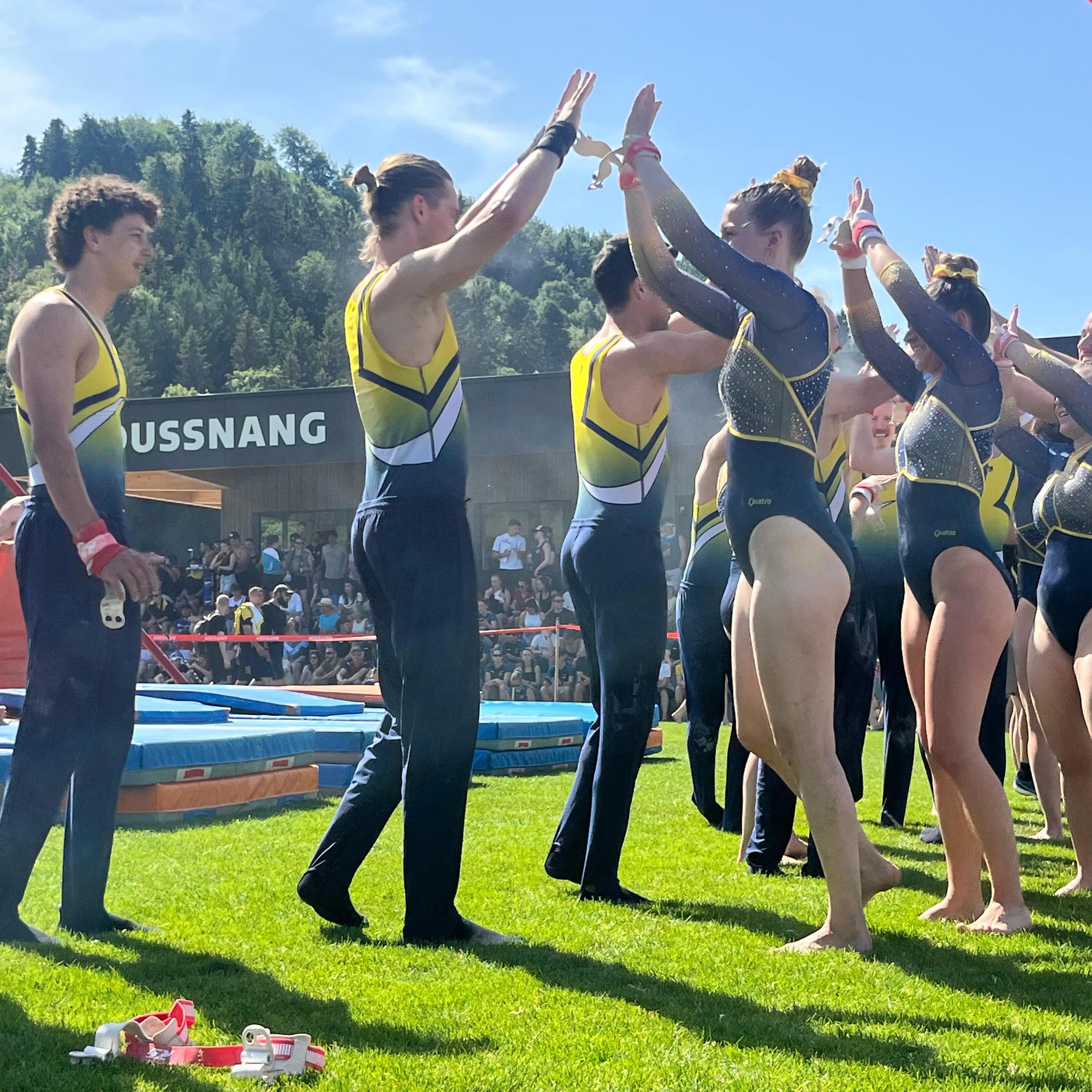 Einmal mehr durften wir am vergangenen Samstag mit dem @tannzapfe_cup in die Saison 2026 starten. Das Team Aerobic zeigte eine gute Leistung, welche mit der Note 8.88 und dem 21. Rang goutiert wurde. Am Barren und den Schaukelringe konnten die neu einstudierten Programme nicht wunschgemäss abgeliefert werden. Die Noten 9.17 (BA) und 8.95 (SR) sprechen für sich. Es reichte zum siebten bzw. neunten Rang. Nächster Halt -> @appenzeller_kantonalturnfest. Bevor die Tür für immer schliesst, durften wir den Sonntag noch ein letztes Mal in unserem Stammlokal Restaurant Mühle verbringen - vielen Dank Margrith für all die schönen Stunden welche wir bei dir verbringen durften, sie werden uns für immer in bester Erinnerung bleiben.
.
.
.
#tvschattdorf #mehralsturnen #turnenverbindet