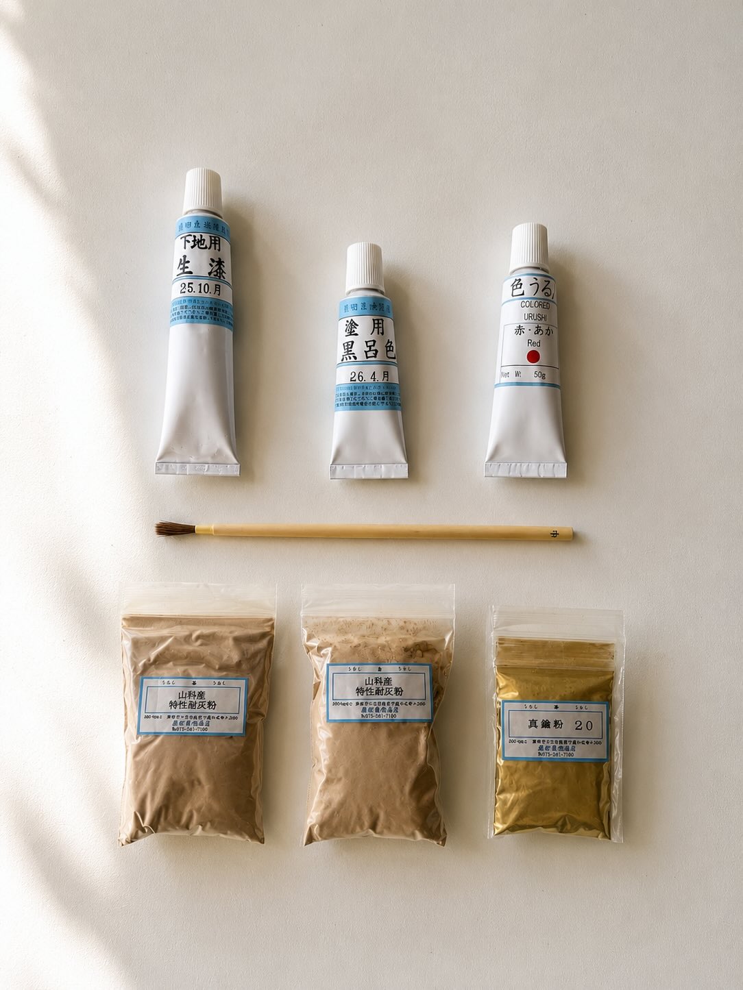 * Kits Kintsugi Disponibles * Je vends exceptionnellement un nombre très limité de "kits kintsugi" en ce moment sur mon site.
De retour du Japon il y a une semaine j'ai pu prendre du materiel en plus dans ma valise. C'est le même materiel que jutilise dans ma pratique, d'excellente qualité.
Il y a deux kits disponibles.
Kit 1 :
- 3 laques : brute, noire, rouge
- terre jinoko
- terre tonoko
- pinceau poudre kebo
- poudre de laiton
Kit 2 :
- 3 laques: brute, noire, rouge
- poudre de laiton
Il y a une reduction de 10€ pour mes anciens stagiaires . Tout est à retrouver sur mon site en lien sur mon profil. Livraison partout en Europe ou vous pouvez venir le chercher gratuitement à l'atelier.
#kintsugi #kintsugikit #kintsugiart