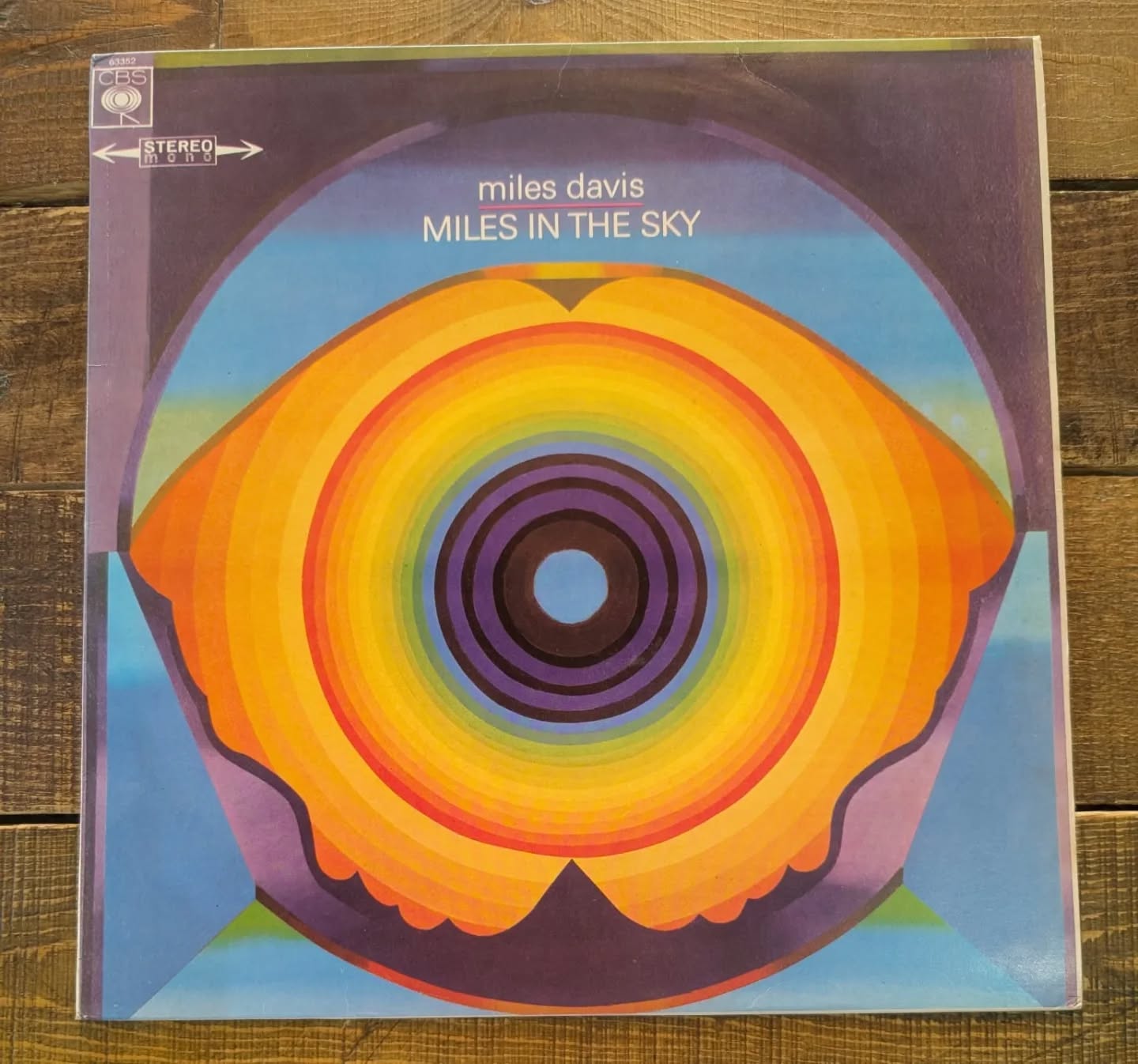 Bore da.
Starting the week off in the smoothest way possible today.
Last week would have been Miles Davis' 100th birthday. And we are lucky enough to have picked up a lovely jazz collection with a few of his albums in.
They'll be going through the ultrasonic cleaner today and then playtested for an accurate grading with the aim of being on sale by the end of the week.
Open until 3p.m. today and then 10-5 for the rest of the week. We'll also be attending the Record Fairs Wales/Cymru Narberth Record Fair this Saturday in Queens Hall.
Have a great week everyone 😁
#thesecond45 #llanellirecordstore