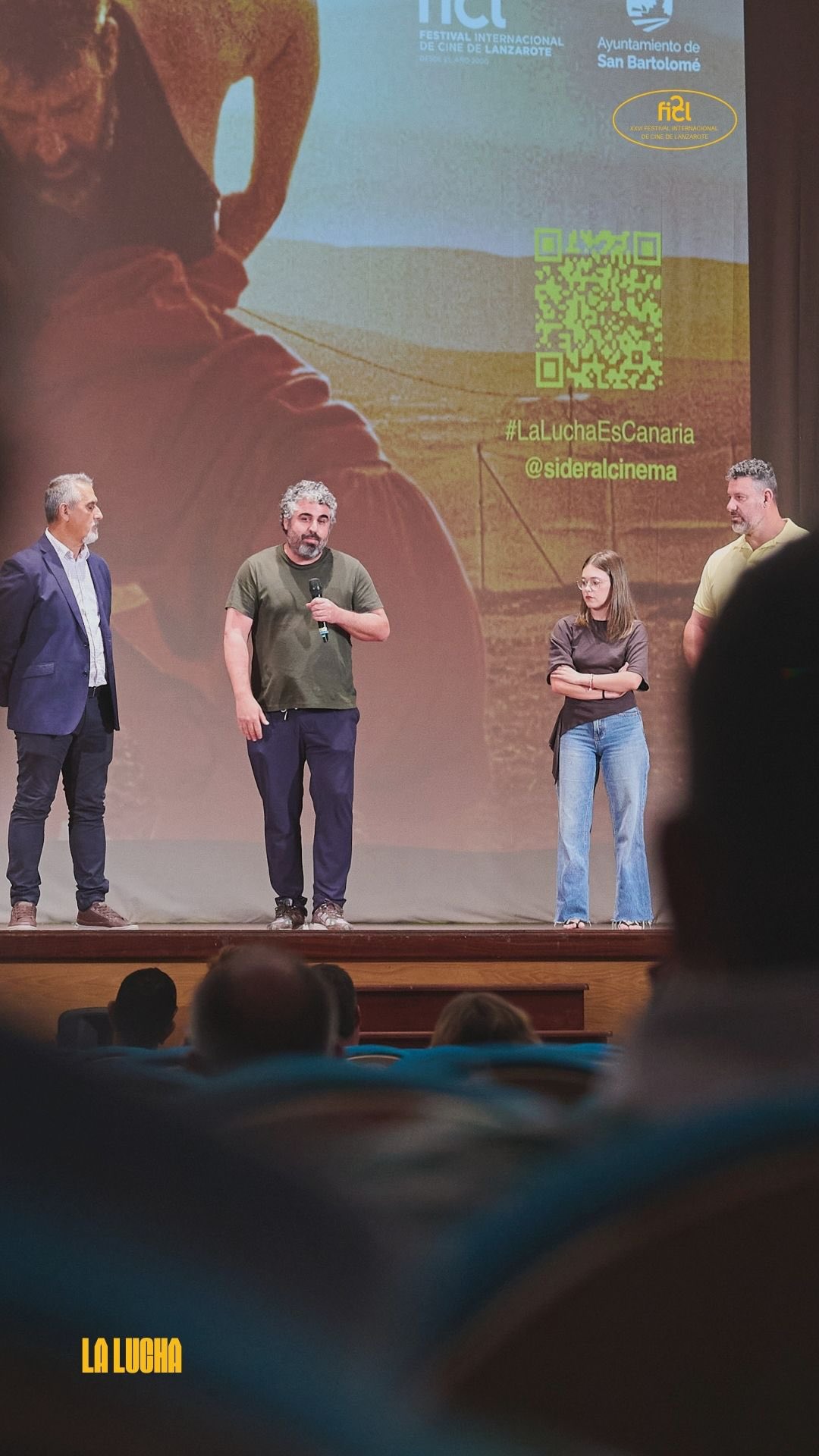 Ayer vivimos una noche muy especial en el Teatro Municipal de San Bartolomé con la proyección de “La Lucha”, una obra del director tinerfeño José Alayón @josealayon80 y producida por @elviajefilms
Tuvimos la oportunidad de compartir impresiones y experiencias con su director, y con sus protagonistas, Tomasín Padrón @tomasinpadron y Yazmina Estupiñán @__yazminaaaa__ . Gracias a todas las personas que nos acompañaron y formaron parte de este encuentro tan significativo.
Nuestro agradecimiento especial al @ayuntaminetodesanbartolome por hacerlo posible y seguir apostando por la cultura y el cine canario. 💛💙🤍
📹: @ruben.rodmac
@lanzarotefilm @cabildodelanzarote @canaryislandsfilm @culturalanzarote @cact_lanzarote @minturgob @islascanariasoficial @icdcultural @planderecuperacion
Financiado por la Unión Europea - Next Generation EU
#FICL26 #lalucha #diadecanarias #festivalcinelanzarote
