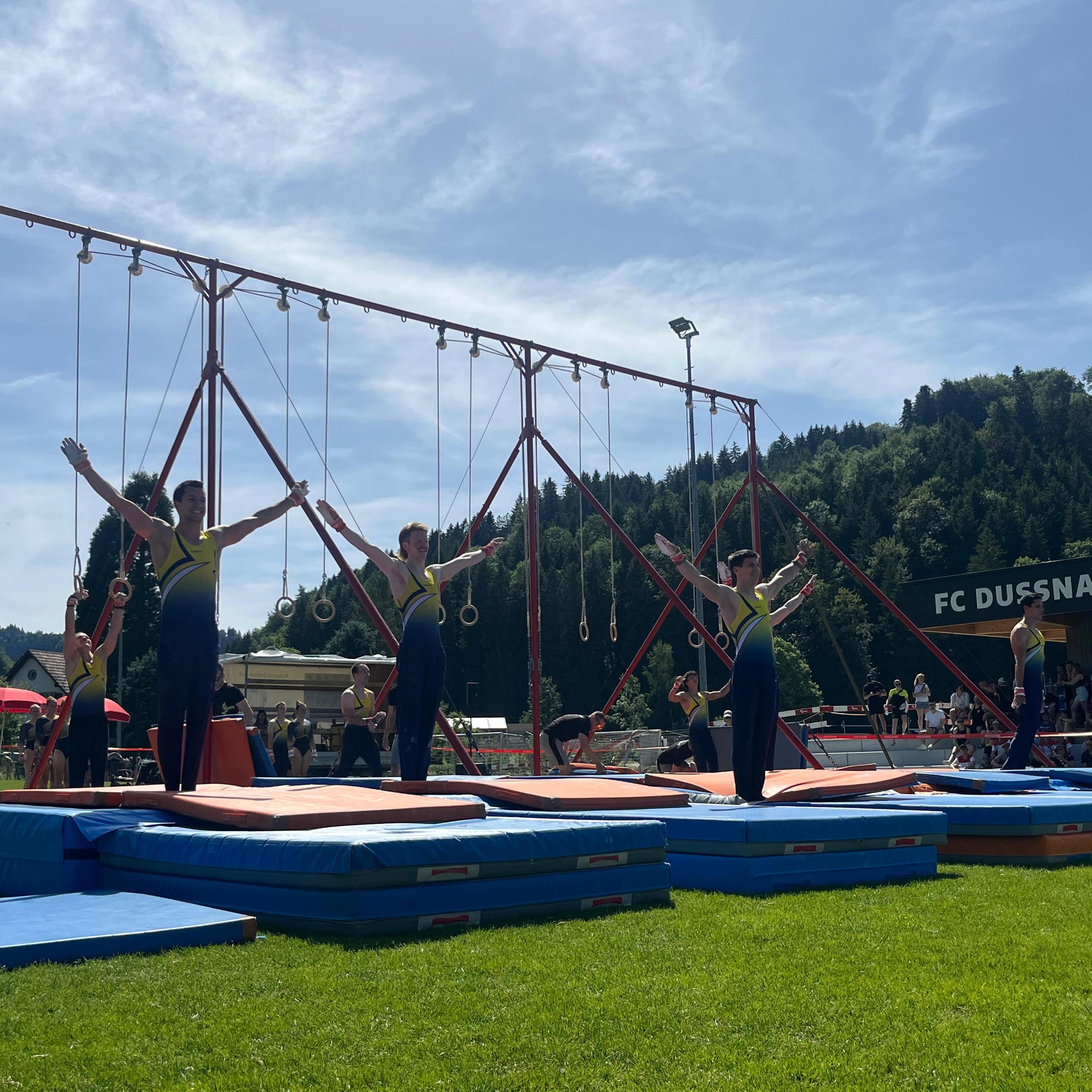 Einmal mehr durften wir am vergangenen Samstag mit dem @tannzapfe_cup in die Saison 2026 starten. Das Team Aerobic zeigte eine gute Leistung, welche mit der Note 8.88 und dem 21. Rang goutiert wurde. Am Barren und den Schaukelringe konnten die neu einstudierten Programme nicht wunschgemäss abgeliefert werden. Die Noten 9.17 (BA) und 8.95 (SR) sprechen für sich. Es reichte zum siebten bzw. neunten Rang. Nächster Halt -> @appenzeller_kantonalturnfest. Bevor die Tür für immer schliesst, durften wir den Sonntag noch ein letztes Mal in unserem Stammlokal Restaurant Mühle verbringen - vielen Dank Margrith für all die schönen Stunden welche wir bei dir verbringen durften, sie werden uns für immer in bester Erinnerung bleiben.
.
.
.
#tvschattdorf #mehralsturnen #turnenverbindet