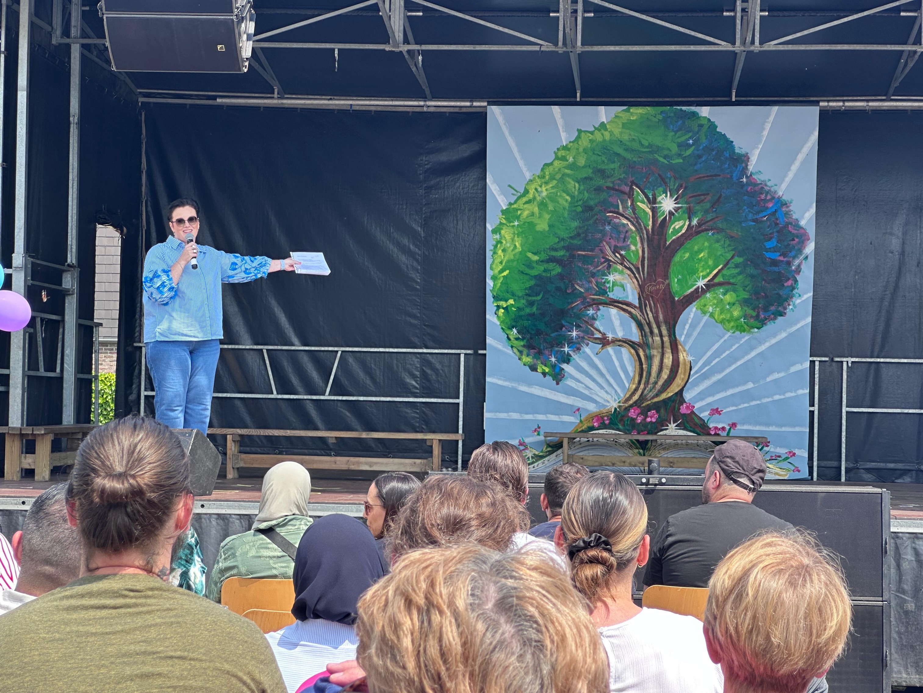 βοΈπ WAT. EEN. DAG! πβοΈ
Wat willen we graag iedereen bedanken die van ons schoolfeest zoβn groot succes heeft gemaakt! π
Een dikke dankjewel aan alle vrijwilligers, ouders, leerkrachten, leerlingen en helpende handen die hebben meegeholpen voor, tijdens en na het feest. Jullie inzet was onmisbaar! ππ
Ook een grote dankjewel aan iedereen die langsgekomen is. Dankzij jullie werd het een gezellige, warme en onvergetelijke dag vol plezier, ontmoetingen en fijne momenten. π₯³π
De zon was zo gul aanwezig dat zelfs het water π§ Γ©n het bier πΊ sneller verdwenen dan verwacht! π
echter bleef de sfeer even overvloedig stromen als de zonnestralen en gingen een paar ouders even boodschappen doen zodat er weer genoeg water was π
We kijken met een grote glimlach terug op deze zalige dag en zijn trots op wat we samen hebben neergezet. β€οΈ
Bedankt allemaal en tot de volgende editie! ππΆβ¨
#schoolfeest #tkeperke