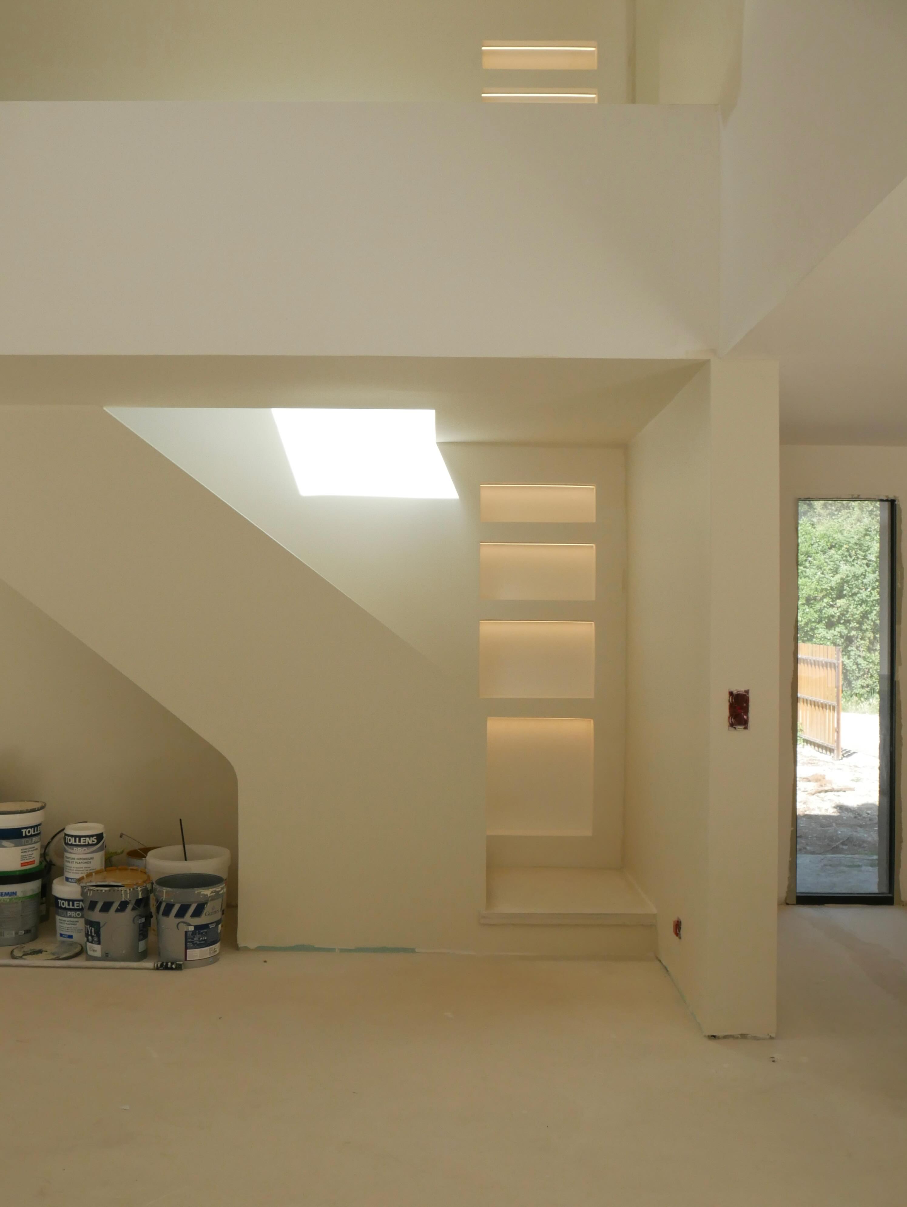 APRÈS I AVANT - Partie 1/3
Présentation d’une chantier en cours
Rénovation totale d’une maison existante + transformation d’une partie du garage en surface habitable + extension
Ce projet dans le massif protégé des Alpilles et en zone ABF s’inscrit dans un contexte patrimonial exigeant. Chaque intervention doit trouver sa juste place. Notre approche consiste à révéler les qualités de l’existant tout en l’adaptant aux usages contemporains, dans un dialogue constant avec le paysage et l’architecture locale.
Il s’agit d’un travail d’équilibre : préserver l’identité du lieu tout en lui offrant un nouveau souffle.
De la première visite à la livraison du chantier, nous accompagnons nos clients à chaque étape avec une vision globale, où architecture et paysage se répondent pour former un ensemble cohérent et durable.
Vous avez un projet de rénovation ou de construction neuve?
Contactez-nous:
⌨️ canelle.studiodac@gmail.com
📞06.62.72.07.74
#Architecture #Paysage #Rénovation #Alpilles Patrimoine