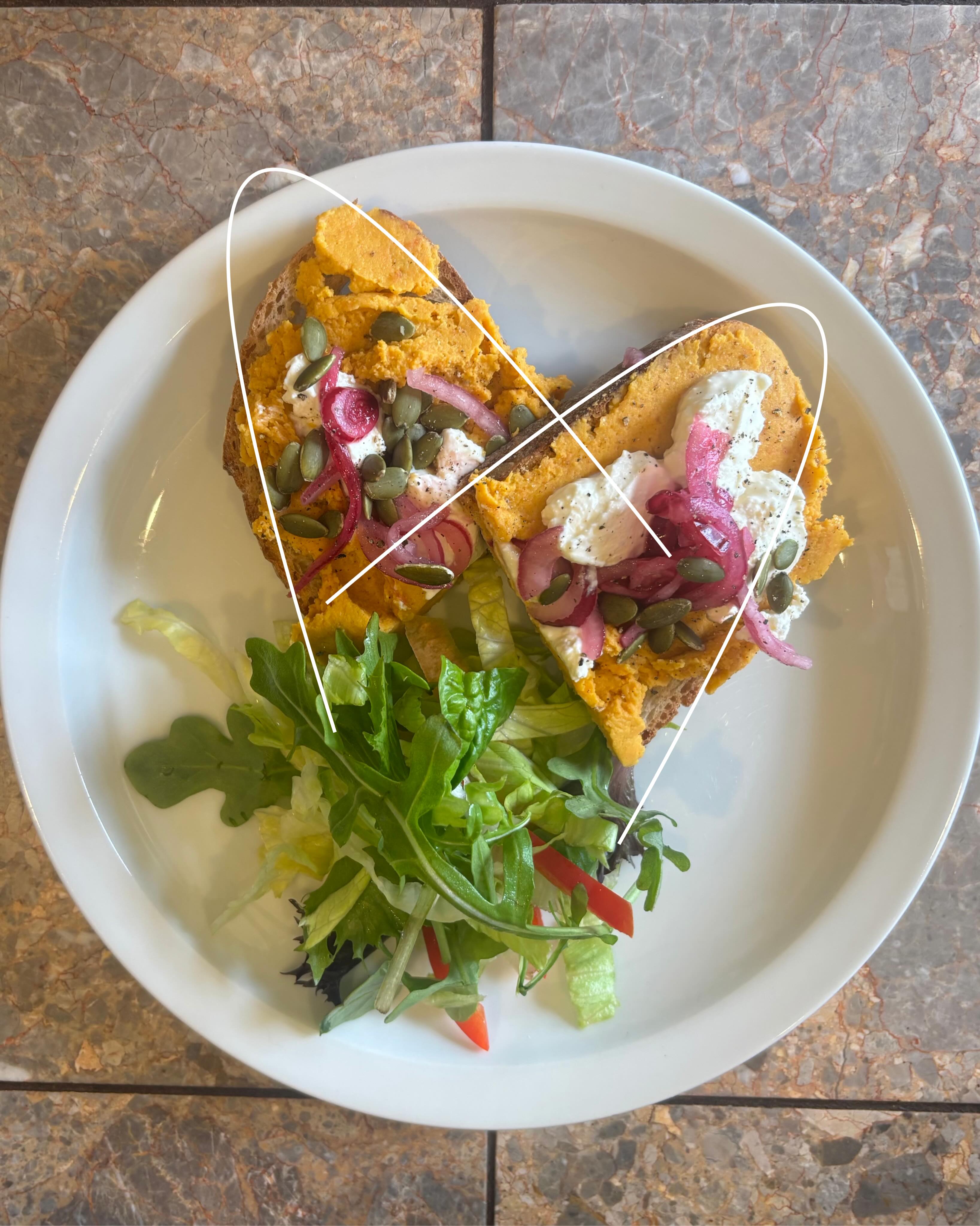We are shaking up our menu options for the upcoming summer season☀️🥗
Starting off with introducing our Loaded Sourdough✨
- Whipped Feta
- Roasted Carrot Houmous
- Sliced Pickled Red Onions
- Sunflower Seeds
Loaded on Toasted Sourdough Bread✨
