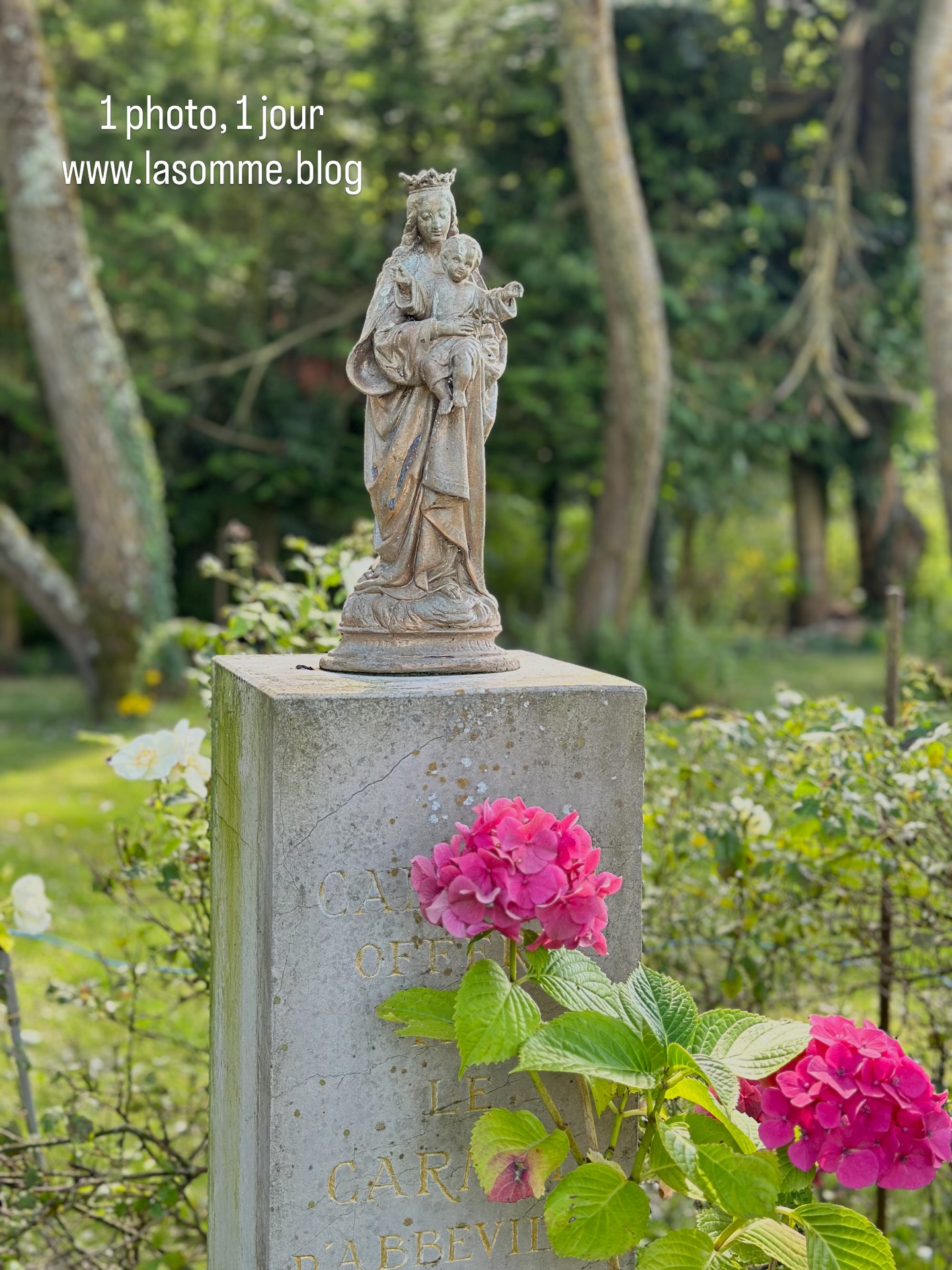 Trouver la paix dans le parc de la chapelle de Montflières, à Bellancourt. Découvrir une vierge miraculeuse dans l’édifice religieux et le souvenir d‘une ambitieuse créatrice de mode liée au destin de la dernière reine de France. La Somme, mon amour parle d‘elles, de Rose Bertin, de Marie-Antoinette, de la chapelle et de deux robes d‘or conservées au carmel d‘Abbeville. www.lasomme.blog 🦋