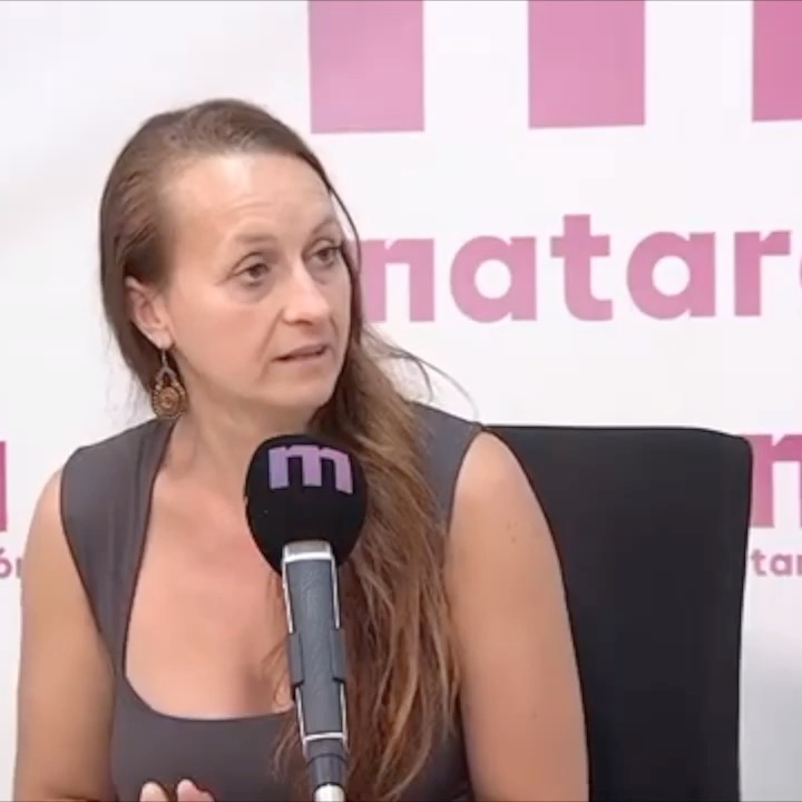 Abans de tancar aquesta sèrie d'entrevistes... arriba la tercera part! ✨🎭
En aquest fragment us desvelo alguns dels secrets amagats darrere dels vestuaris i dels personatges de GAUDÍ, L'ARQUITECTE DELS SOMNIS ❤️
🟤 El Coure, que encarna la figura del pare, porta unes mànigues que es cargolen fins a transformar-se tant en un 🔨 martell com en una herència, símbol del llegat familiar que acompanya Gaudí al llarg de la seva vida.
🗿 L'Estàtua Inacabada, amb totes les vores del vestit cosides del revés, representa una obra que mai no arriba a concloure's, igual que el mateix Gaudí, que va deixar el seu gran projecte inacabat.
⚪ La Pedra, amb un tall recte, sòlid i auster, vesteix tonalitats grises que evoquen la duresa i la força de la matèria primera. La seva singular faldilla masculina trenca convencions i reforça el caràcter escultòric i atemporal del personatge. 🪨✨
🌿 La Natura, vestida amb tonalitats de terra, arrels i vida, ens connecta amb una de les fonts d'inspiració més profundes de l'arquitecte. 🍂🤎
🌊 El Mar, convertit en una gran onada en moviment, fusiona la sorra, l'aigua i l'escuma en una única faldilla que balla al ritme dels somnis. 💙🐚✨
Cada detall, cada teixit i cada forma tenen una història al darrere... 🎨🧵
Espero que gaudiu descobrint tots aquests petits secrets tant com nosaltres vam gaudir creant-los. ✨😊
#GaudiLArquitecteDelsSomnis #VestuariEscenic #Dansa #Gaudi #ArtsEsceniques #Creativitat #DissenyDeVestuari #Natura #Mar #Pedra #Coure #Teatre #Backstage #CulturaCatalana 🎭✨🌿🌊🪨🤎💙