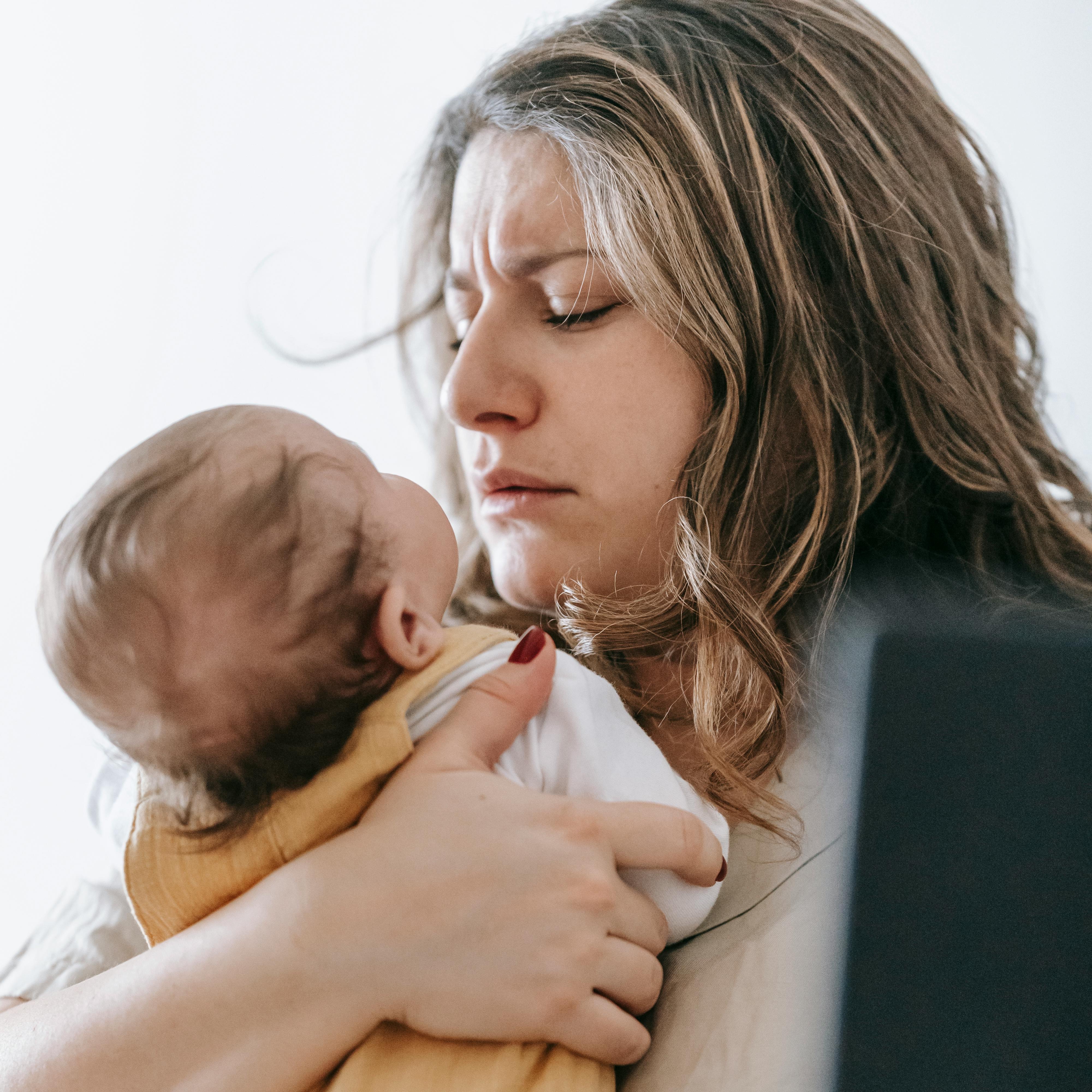 „Eigentlich müsste es doch langsam leichter werden.“
Diesen Satz höre ich in meinen Beratungen immer wieder.
Das erste Babyjahr ist geschafft, die Nächte werden vielleicht etwas ruhiger und das Kind wird zunehmend selbstständiger. Von außen betrachtet scheint die anstrengendste Zeit vorbei zu sein.
Und dennoch fühlen sich viele Eltern erschöpfter denn je.
Die Herausforderungen verändern sich. Aus Schlafmangel werden Dauerverantwortung, Mental Load, starke Gefühle, Organisationsaufgaben und der Versuch, allen Bedürfnissen gleichzeitig gerecht zu werden.
Erschöpfung nach dem Babyjahr ist kein Zeichen von Schwäche. Sie ist oft ein Hinweis darauf, dass Eltern über lange Zeit mehr gegeben haben, als sie selbst auftanken konnten.
In meinem neuen Blogartikel geht es um genau diese stille Erschöpfung, über die viel zu selten gesprochen wird – und darum, was Familien helfen kann, wieder mehr Kraft, Leichtigkeit und Vertrauen in ihren Alltag zu finden.
🔗 Den vollständigen Artikel findet ihr auf meiner Website.
#familienalltag #elternsein #kleinkindzeit #mentalload #familienberatung #elternbegleitung #erschöpfung #bindungsorientiert #bedürfnisorientiert #familienleben #danielaschramm
