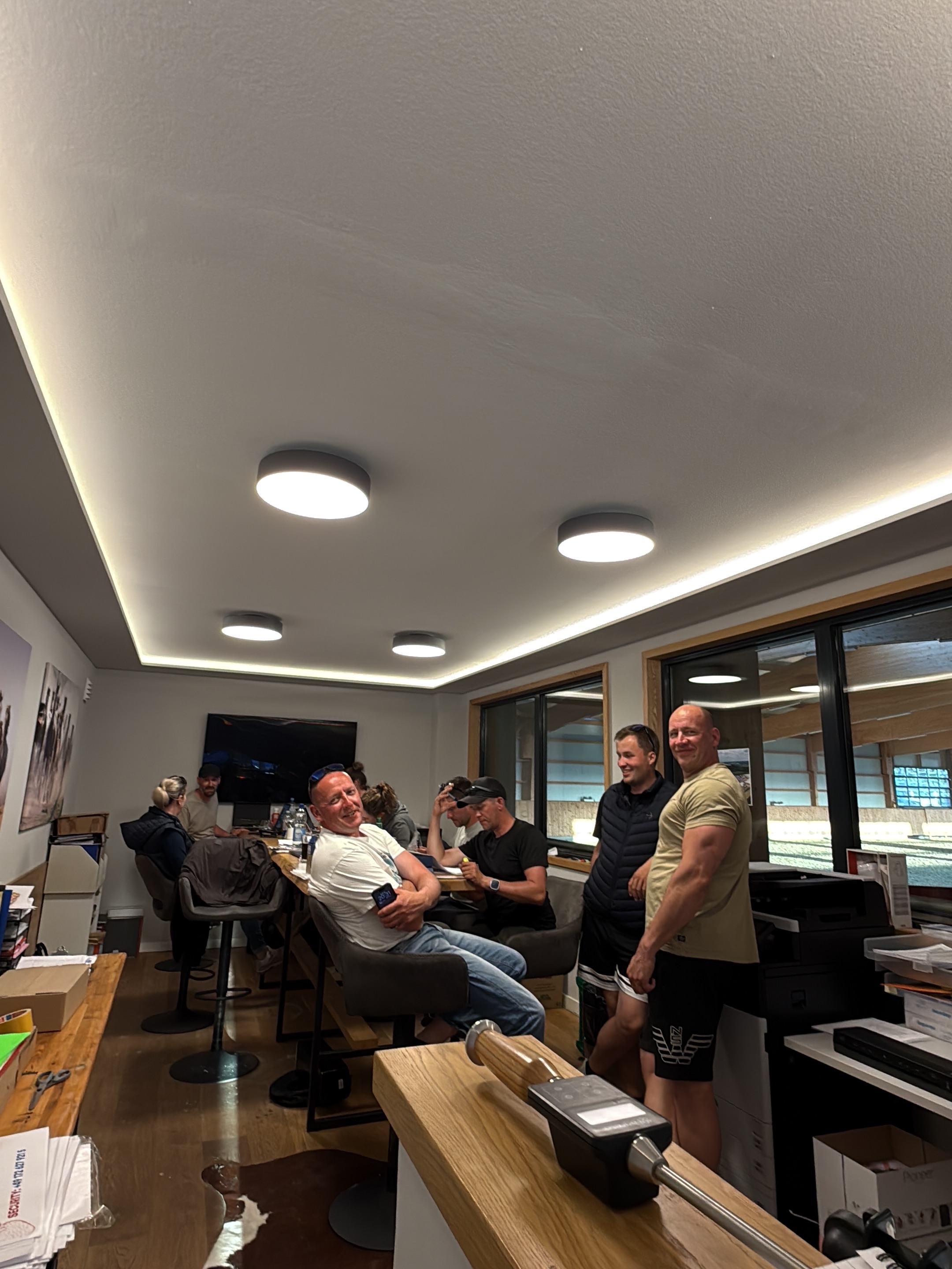 Zwei Wochen in Bildern 😂 es ist immer wieder interessant was für Fotos man beim Aufbau und der Durchführung macht 😅 Mit Ästhetik hat das wenig zu tun…
1. Teamsitzung 🙌🏼💪🏼
2. einmal Muschel sammeln 😉
3. wie bekommt man einen Porsche unversehrt in das VIP Zelt?
4. Wo soll was hin? Luftaufnahmen vom Jahr davor helfen immer ☝🏼
5. Stühle, Tische, Schirme, Bierzeltgarnituren, Lichterketten, Schilder… was brauchen wir noch?
6. dieses Mal auf jeden Fall genug Platz für unsere „kleinen“ Trecker eingeplant 😂
7. geschlossene Bauzaunbanner an der falschen Position verwendet… 🙈
8. das ist ein Folien Container. Und der ist wirklich nur für Folie gedacht und gern darf hier Folie auch reingeworfen werden…
9. das Riesenrad war schön, als es dann endlich stand…
10. Hochprofessionelle Aufbauzeichnungen 😂 Wofür war diese Zeichnung wohl?
11. Froh, dass alles geklappt hat mit den Shownummern 🙌🏼
12. Einmal bitte ordentlich gucken fürs Foto 🙈
13. Viele glückliche Gesichter
14. einfach schön!
15. Full House
16. Farbenfroher Abschluss eines sehr sehr langen Tages
17. Wenn man schon nichts vom Sport mitbekommen hat, dann gibt es ja zum Glück die Mediathek
18. Mülltonnen hatten wir genug! 💪🏼
19. tolle und unkomplizierte Aussteller dabei gehabt 🥳
✔️ DKB Pferdewoche 2026!