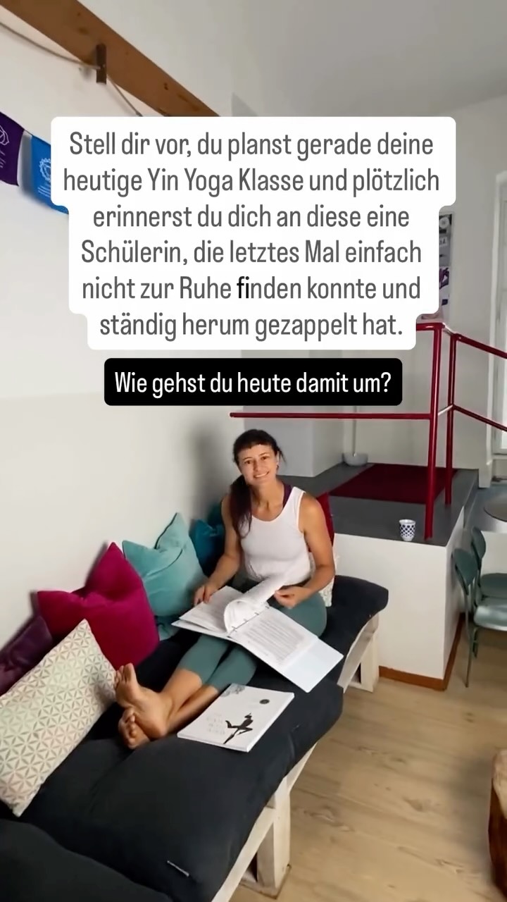 Ich wünschte, ich hätte das schon früher gewusst: 👇
Es liegt nicht an dir! Du gibst dir Mühe. Die Sequenz ist liebevoll vorbereitet. Die Temperatur im Yogaraum ist perfekt, das Licht angenehm gedimmt.
Und trotzdem ist da diese eine Schülerin, die einfach nicht ankommen kann, die Stille scheinbar nicht aushält.
Sie rutscht herum auf ihrer Matte. Sie öffnet die Augen. Sie schaut auf die Uhr. Sie wirkt abgelenkt.
Lange dachte ich: Vielleicht ist Yin Yoga einfach nichts für sie.
Heute weiß ich: Ihr Nervensystem tut einfach nur genau das, was es kann.
Wer in seinem Leben viel kompensieren muss, für den ist Stille manchmal keine Erholung – sondern verursacht Unwohlsein.
🧘♀️Lange Haltezeiten ohne Bewegung können das sympathische Nervensystem aktivieren, statt es zu beruhigen.
Das Schöne: Du kannst lernen, wie du für genau diesen Menschen einen sicheren Raum öffnest.
👍Mit kleinen Anpassungen.
👍Mit klarer Sprache.
👍Mit Wissen darüber, was in einem dysregulierten Nervensystem passiert – und was es braucht.
Genau das lernst du im Modul Yin Yoga – somatisch & traumasensibel am 13. + 14. Juni live online als Teil unserer 300h Weiterbildung.
Damit du beim nächsten Mal nicht denkst „Was mache ich falsch?“ – sondern weißt: „Ich spüre, was gebraucht wird.“
Kommentiere: yin
Kennst du diese Situation aus deinem Unterricht?
Schreib mir in die Kommentare – ich antworte immer persönlich. 💛
