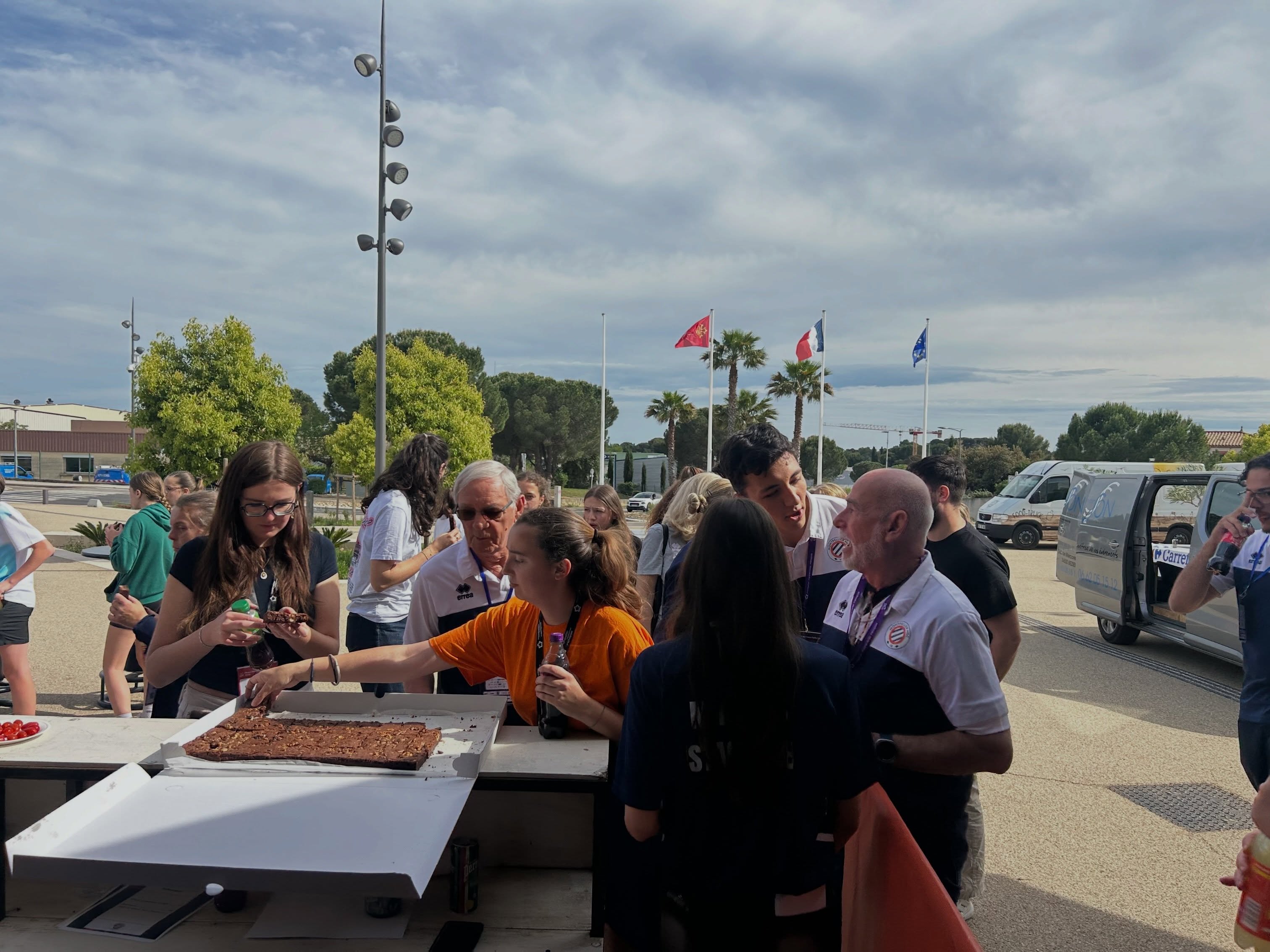 🔙 8 MAI 2026
Parce qu’ils sont un des éléments clés d’une soirée match réussie, nos bénévoles, nos stagiaires et nos étudiants en EP (@devinci_exec & @win_sport_school ) ont partagé une collation d’avant finale le 8 mai dernier sur le Parvis. 🍪
L’occasion aussi de créer une banderole de soutien et de messages aux joueurs ✍️🎨
🙏🏼 à vous tous pour vos messages, vos sourires et votre bonne humeur.
#volleyball #benevole #etudiant #stagiaire #merci