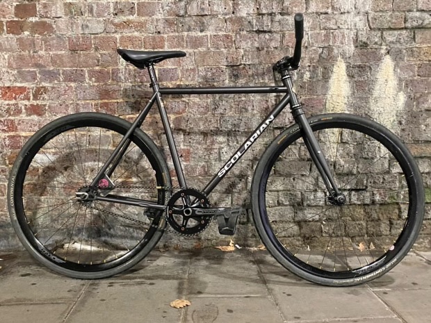 #TRACKLOCROSS
Double-butted chromoly frame.
Biplanar fork.
37C tire clearance.
Horizontal dropout.
Dual-pivot brake mounts.
#Thisistracklocross
No gears. No rules.
Just you, the streets, and the chaos you crave.
Skids, laughs, and zero pressure —
This is tracklocross.
All fun. No nonsense.
Ride free. Ride wild. Ride with love.
📸 @fixed.pirates.crew