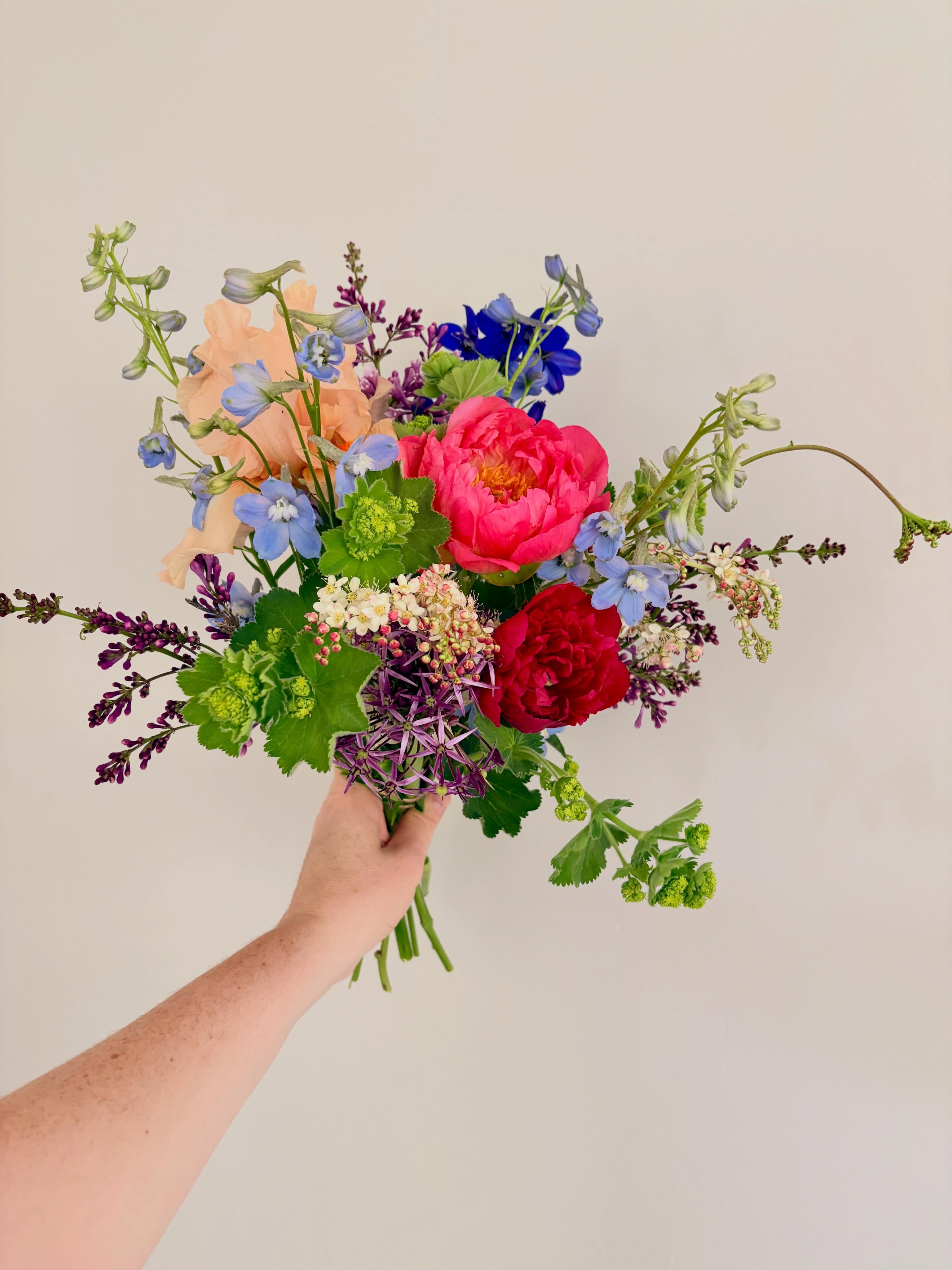 First bouquets of the season! My does it feel so good to have flowers to pick again!🤗🥰