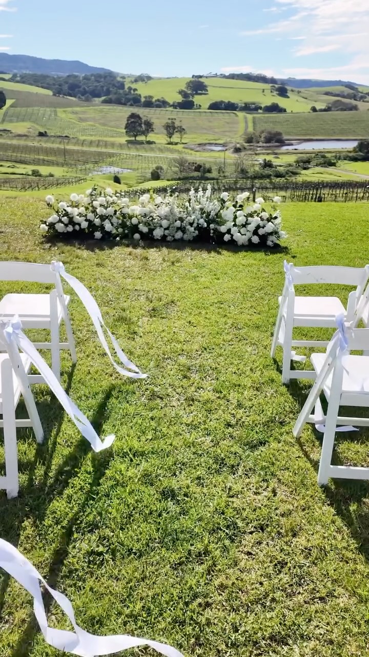 Ren & Alex
Held at the stunning, newly renovated @crookedriverwedding- it was all things timeless. A low ground nest to not take away from the breathtaking views of the vineyards. Masses of candlelight and single variety bud vases. If this is your vibe- get in touch.