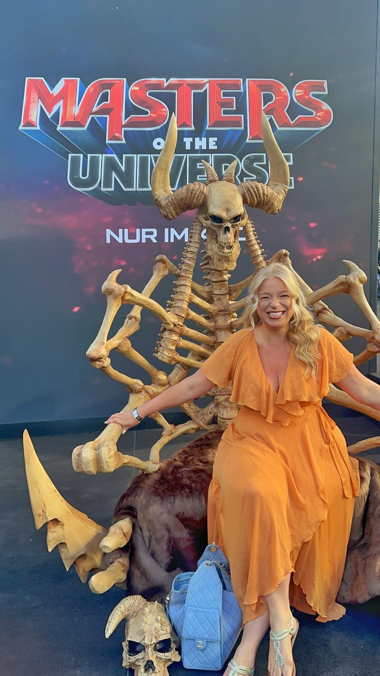 Gestern durfte ich bei der Deutschlandpremiere von @mastersmovie von @sonypictures.de in Berlin dabei sein und ich hatte das Gefühl, für einen Moment wieder in meine Kindheit einzutauchen.
Wenn man wie ich in den 80ern aufgewachsen ist, sind He Man, Teela und Skeletor viel mehr als Figuren. Sie sind Erinnerungen an Nachmittage voller Fantasie, Abenteuer und großer Geschichten.
Genau dieses Gefühl hat der Film bei mir wieder geweckt. Er nimmt den Charme und die Magie von damals mit und bringt sie auf eine moderne, humorvolle und sehr unterhaltsame Art ins Heute.
Wir @steven_preisner und ich haben gelacht, geschmunzelt und mich immer wieder dabei ertappt, wie viele Erinnerungen plötzlich wieder da waren.
Besonders schön war es, die Cast live zu erleben und die Begeisterung rund um dieses Projekt zu spüren. @camimendes @nicholasgalitzine @travisknight
Ein herzliches Dankeschön an @sonypictures.de Deutschland für die Einladung zu diesem besonderen Abend. ❤️
Und ein riesiges Kompliment an @chest_of_wonders_official.
Was ihr auf die Beine gestellt habt, war wirklich beeindruckend. Schon beim Ankommen hatte man das Gefühl, in eine andere Welt einzutauchen.
Man hat gemerkt, wie viel Kreativität, Liebe zum Detail und Leidenschaft in diesem Erlebnis stecken.
Masters of the Universe läuft ab dem 4. Juni im Kino. 🎬
Wer von euch hat früher auch He Man geschaut? Ich bin gespannt auf eure Erinnerungen.