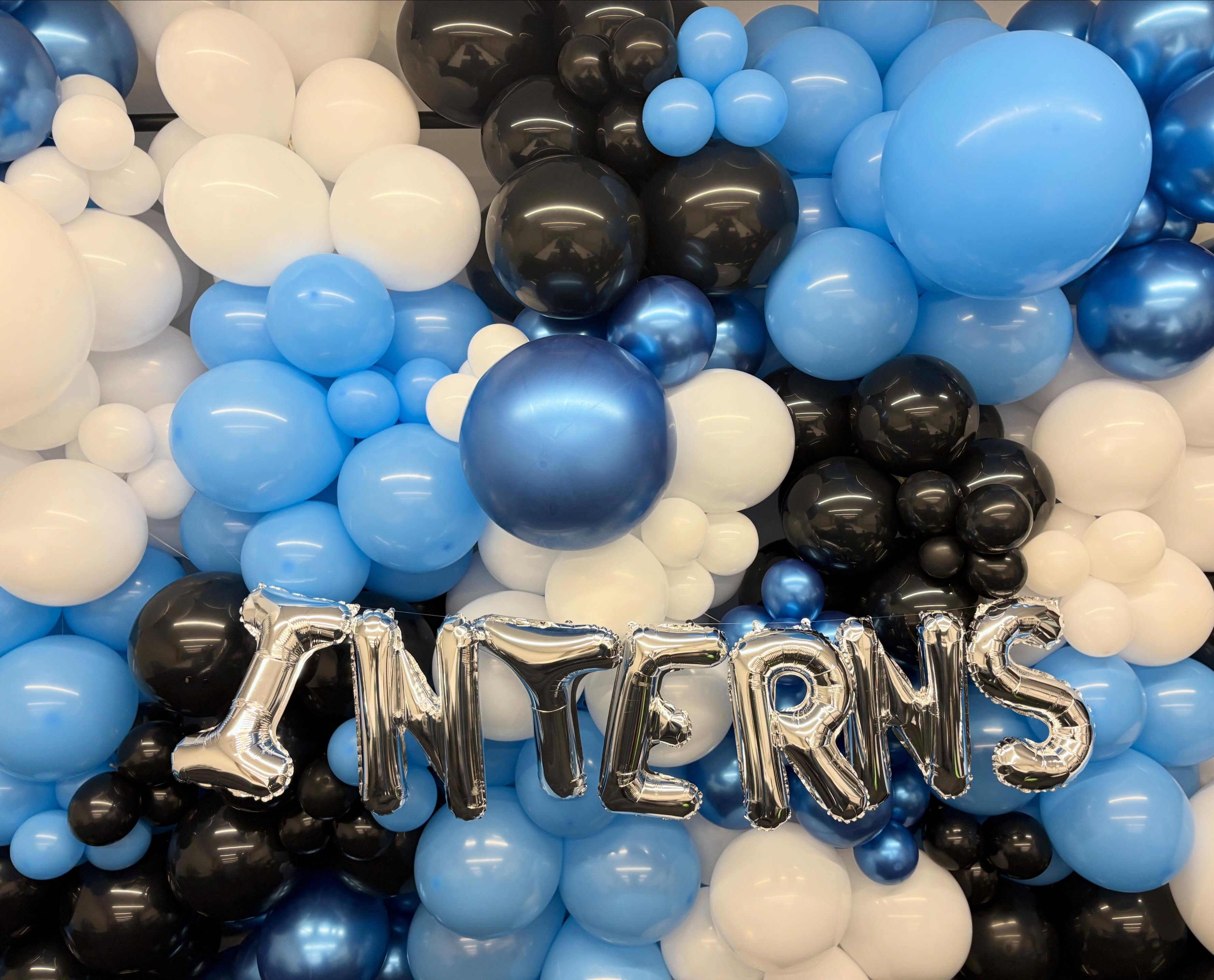 Thank you @paypal Chicago office for working with us for year 2 of the intern welcome week! 💙🩵
•
•
•
•
#paypal #corporateevents #balloondecor #balloonwall