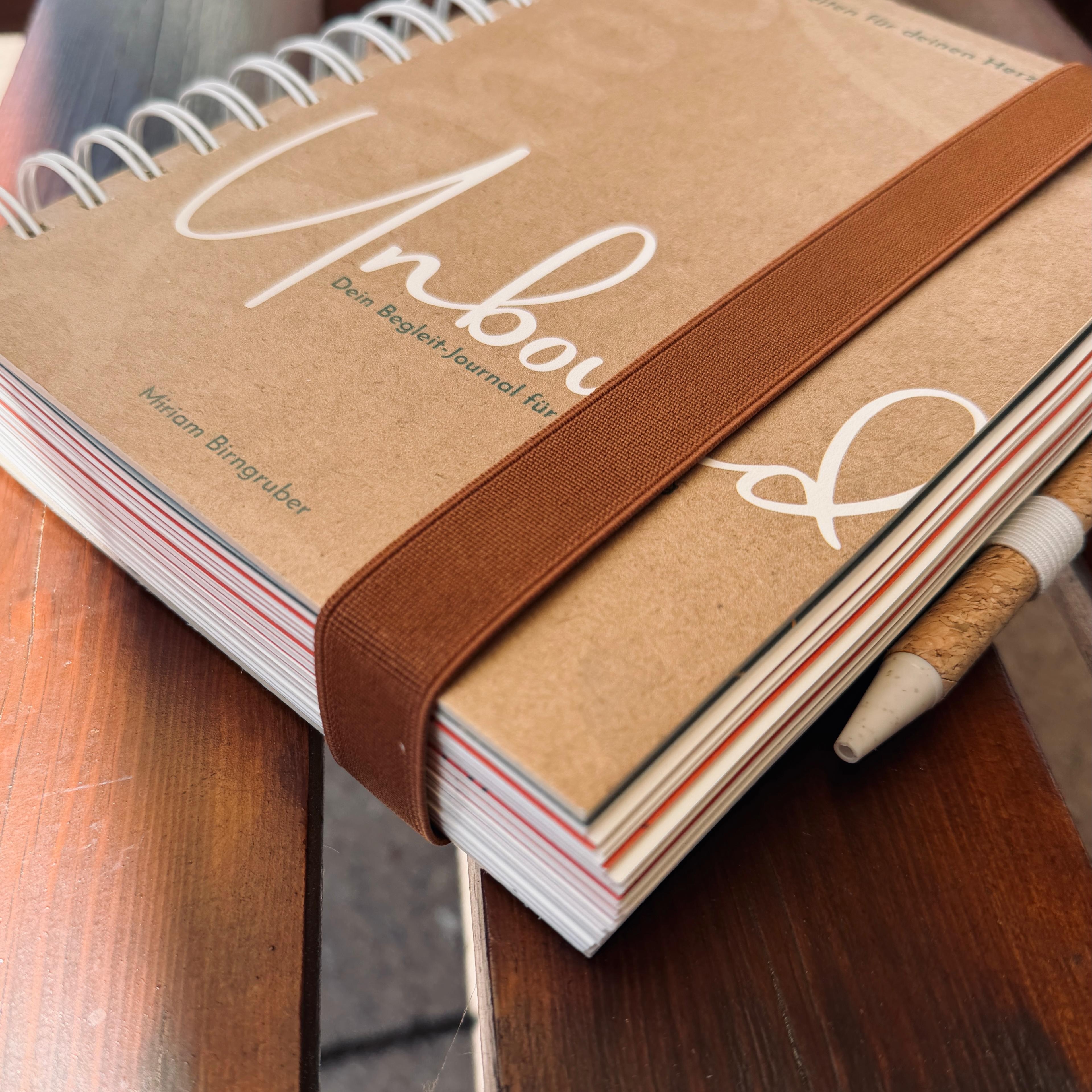 Es ist da - mein Unbound Journal 🫶🏻
Und ehrlich gesagt fühlt es sich ein bisschen unwirklich an.
Vor vielen Monaten war da nur eine Idee. Der Wunsch, etwas zu erschaffen, das Menschen nicht noch mehr To-dos schenkt, sondern einen Raum. Einen Raum zum Innehalten, zum Fühlen & zum Erinnern.
Ein Journal, das dich fragt:
✨ Wie geht es dir wirklich?
✨ Was bewegt dich gerade?
✨ Wer bist du, wenn alle Rollen für einen Moment still werden?
In den letzten Jahren durfte ich so viele Menschen begleiten. In Yogaeinheiten, Workshops, Coachings, Retreats und Gesprächen. Immer wieder bin ich dabei auf dieselben Themen gestoßen:
Wir funktionieren.
Wir erfüllen Erwartungen.
Wir verlieren uns manchmal selbst.
Genau deshalb ist das Unbound Journal entstanden.
Mehr als 365 Seiten voller Fragen, Impulse, Affirmationen und Platz für deine Gedanken.
Dieses Journal ist mehr als Papier und Tinte.
Es ist eine Einladung.
Eine Einladung, dir selbst zuzuhören & zu begegnen.
Und Schritt für Schritt deinen ganz eigenen Herzensweg zu gehen.
🛍️ Das Unbound Journal ist ab sofort erhältlich - den Link findest du in meiner Bio!
Und weil Schreiben in Gemeinschaft oft noch einmal eine ganz besondere Kraft entfaltet, gibt es eine Online-Community und es wird bald auch regelmäßig Online Unbound Writing Workshops geben.
🫱🏻🫲🏼 Gemeinsam schreiben. Gemeinsam reflektieren. Gemeinsam wachsen.
Wenn du Interesse hast, kannst du dich schon jetzt unverbindlich vormerken lassen. Die Termine und Tickets werden rechtzeitig auf meiner Website verfügbar sein – natürlich halte ich euch auf dem Laufenden.
Ich freue mich von Herzen, wenn das Unbound Journal und vielleicht auch die Writing Workshops dich ein Stück auf deinem Weg begleiten dürfen.
#unboundjournal #unboundwriting #herzensweg #yogaoffthemat #miriambirngruber
Fotos: Mara Wallinger