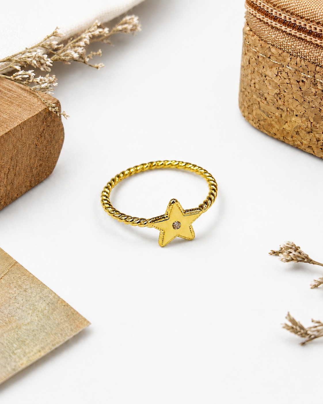 925 silver star ring with sparkling stone detail.
Available in rhodium, 18K gold and rose gold.