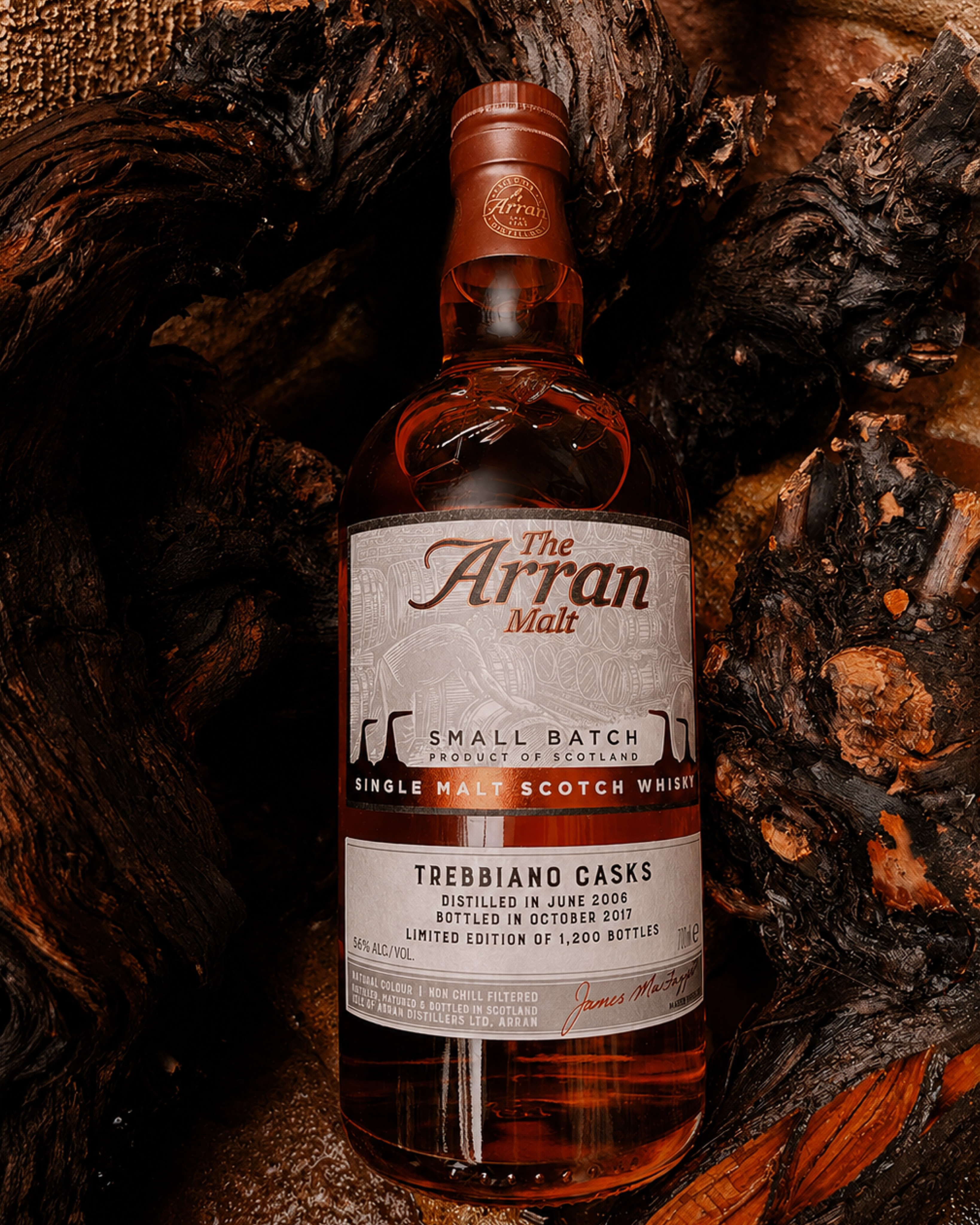 One of my favourite distilleries, and a “shelf archive” bottle: Arran Small Batch, bottled 10/2017 at 54.6%, fully matured in Trebbiano wine casks (WB104211).
Trebbiano isn’t a wine cask you see often in whisky, and that alone made me curious.
Nose: honey, sweet apples, peaches, a toffee/nougat vibe with orange candy in the background.
Palate: spring-bright and wine-led: white wine, fruity sweetness, nougat, with a peppery edge (a touch of mint / herbal notes shows up too).
Finish: warm and fairly long, fruit and spice, a hint of tobacco and oak.
ARRAN: which cask worked best for you?
Unpaid advertisement. Enjoy alcohol responsibly and only if you’re of legal drinking age.
⸻
Eine meiner Lieblingsbrennereien und eine Flasche aus dem „Regal-Archiv“: Arran Small Batch, abgefüllt 10/2017 mit 54,6%, komplett gereift in Trebbiano Wine Casks (WB104211).
Trebbiano als Fassbelegung sehe ich im Whisky wirklich selten – genau das hat mich sofort neugierig gemacht.
Nase: Honig, süße Äpfel, Pfirsich, dazu Toffee/Nougat und ein Hauch Orangenbonbon.
Gaumen: frühlingshaft hell und weinbetont: Weißwein-Noten, fruchtige Süße, Nougat, mit einer pfeffrigen Kante (bei mir blitzen auch kräuterige/mintige Töne auf).
Abgang: warm und recht lang, fruchtig-würzig, ein Hauch Tabak und Eiche.
ARRAN: Welches Fass passt für dich am besten?
Unbezahlte Werbung. Alkohol nur ab gesetzlichem Mindestalter und in Maßen genießen.
#whisky #arran #singlemalt #winecaskfinish #caskstrength