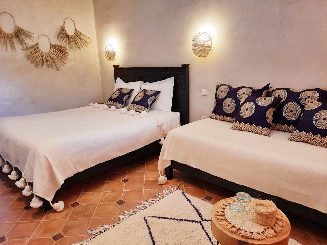 Lumière douce, matières naturelles et instants paisibles…
Parfois, le vrai luxe est simplement de se sentir bien.
Venez chez nous comme si vous étiez chez vous.
Soft light, natural textures, and peaceful moments…
Sometimes, true luxury is simply feeling good.
Feel at home at Domaine de Tam’.
#maisondhotes #marrakech #roominspo #moroccandecor #marrakesh
