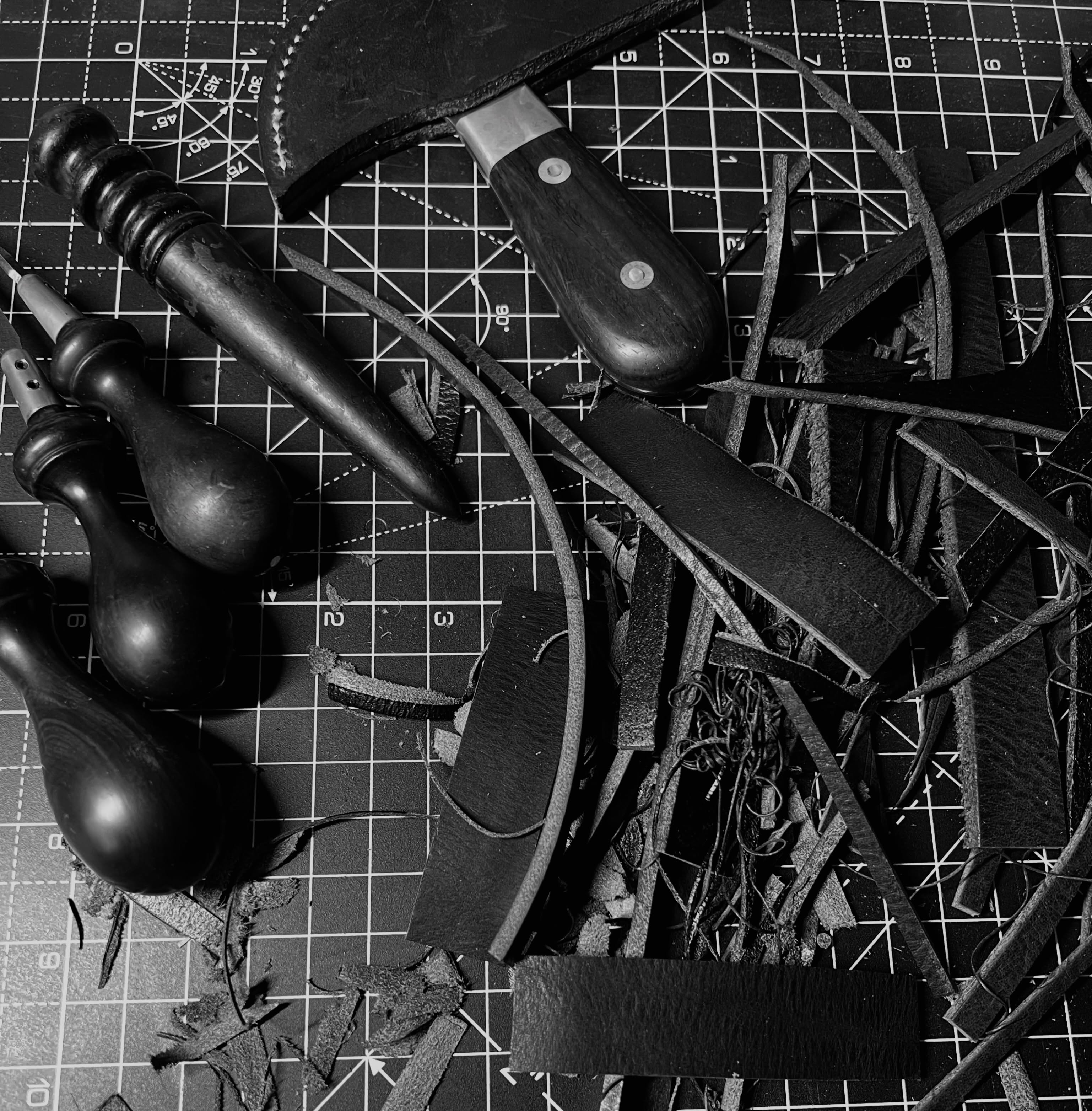 Back on the bench…. Audiobooks on, knives sharp and coffee hot. @palosanto_factory @abbeyenglandltd #knipshield #leathercraft #leatherartisan #smallbusiness