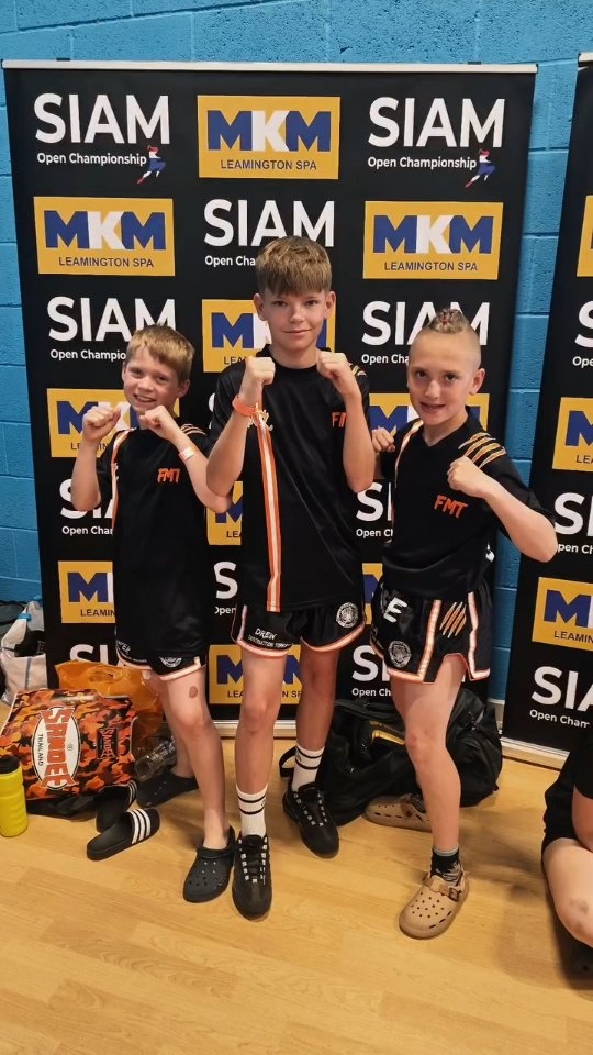 First time attending @siam_open_championship yesterday with the 3 boys representing for @fmtjuniors
Never afraid to step out and test their skills, and those tweaks in training are starting to show, as they recognise how to make their individual styles shine through.
Special congratulations to Drew for his finals win, securing the Championships belt🏆
Thanks to @macauley.coyle and team for organising the event, great standard of competition 🙏🏻
🙌🏼Thanks again for the support of their sponsors @muaythairoyalty
@highscorearcades
@event_squared
#muaythai #muaythaikids #nakmuay #FierceFamily #muaythaifight