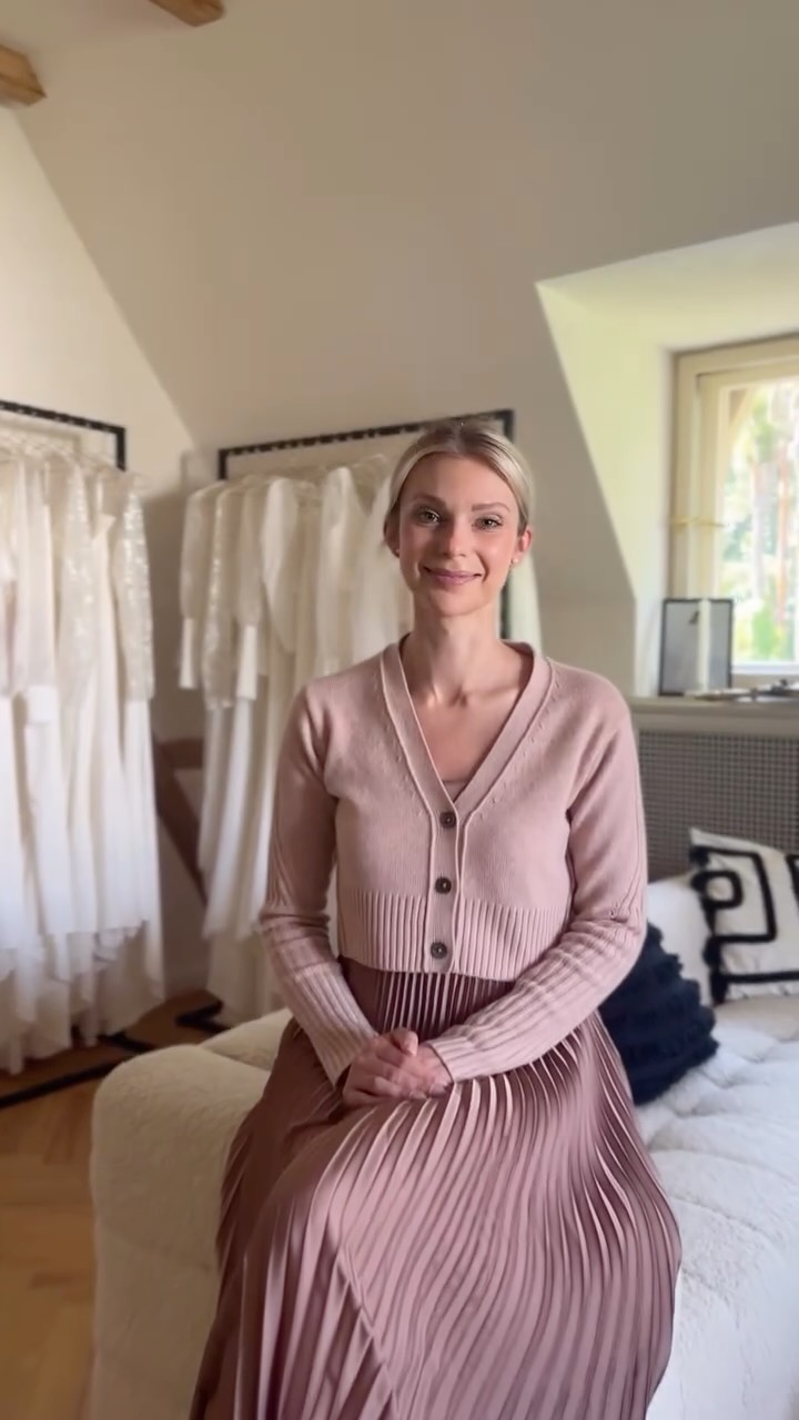 Hi, ich bin Angie…🫶 Bridal Stylistin bei @blushandbleubridal
Wisst ihr was ich an meinem Job liebe?
Es ist nicht die Mode.
Es ist nicht der Store.
Es ist dieser Moment. Wenn die Braut merkt: „Ja. Das bin ich.“
Keine Zweifel. Keine Fragen. Nur pure Gewissheit.
Und genau, DASS möchte ich dir geben: Eine ehrliche Beratung, damit du WEISST, dass es das richtige Kleid ist.
Durftest du diesen Moment schon erleben🥰? Schreib in die Comments 🙏
Termin buchen → Link in Bio 🔥
#BlushandBleu #BrautmodeDresden #ModernBride #BeautifulMoments