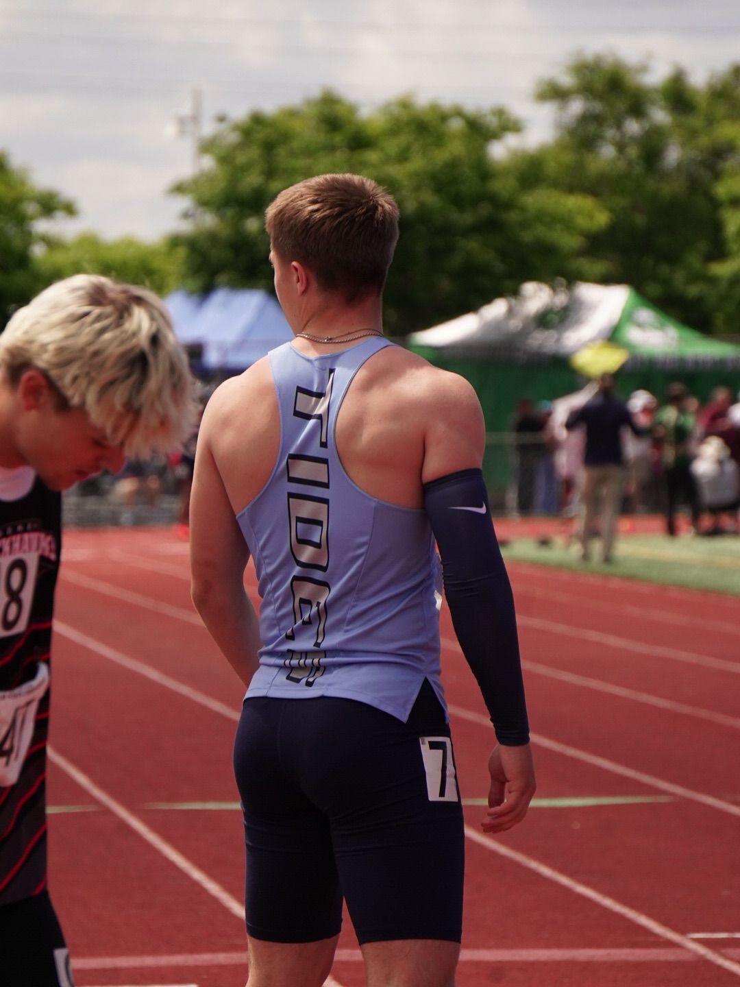 DAY 3ļøā£ RECAP (part two)
The Boys 4x100 of Seniors Justin Morris, Atzel Chavez Avelar, Troy Arnold and Gavin Olson ran their fastest time of the season, 42.31, getting 3rd place š„ in the Final. Their drive all season and support of each other will truly be missed!
The Girls 4x100 of Eisley Hering, Karin Heikkila, Addison Sullivan-Glennon, and Izzy Harruff defended the 4x100 title, winning in a new school record time of 47.40.
Hunter Parris finished his career as a Tide (and Big Field Guy) with the Boys Shot Put Final. He may not have liked the result, but he competed tough and his presence will be missed.
šø: @russellmoore_photography @rubysavage___ , The News Tribune.
