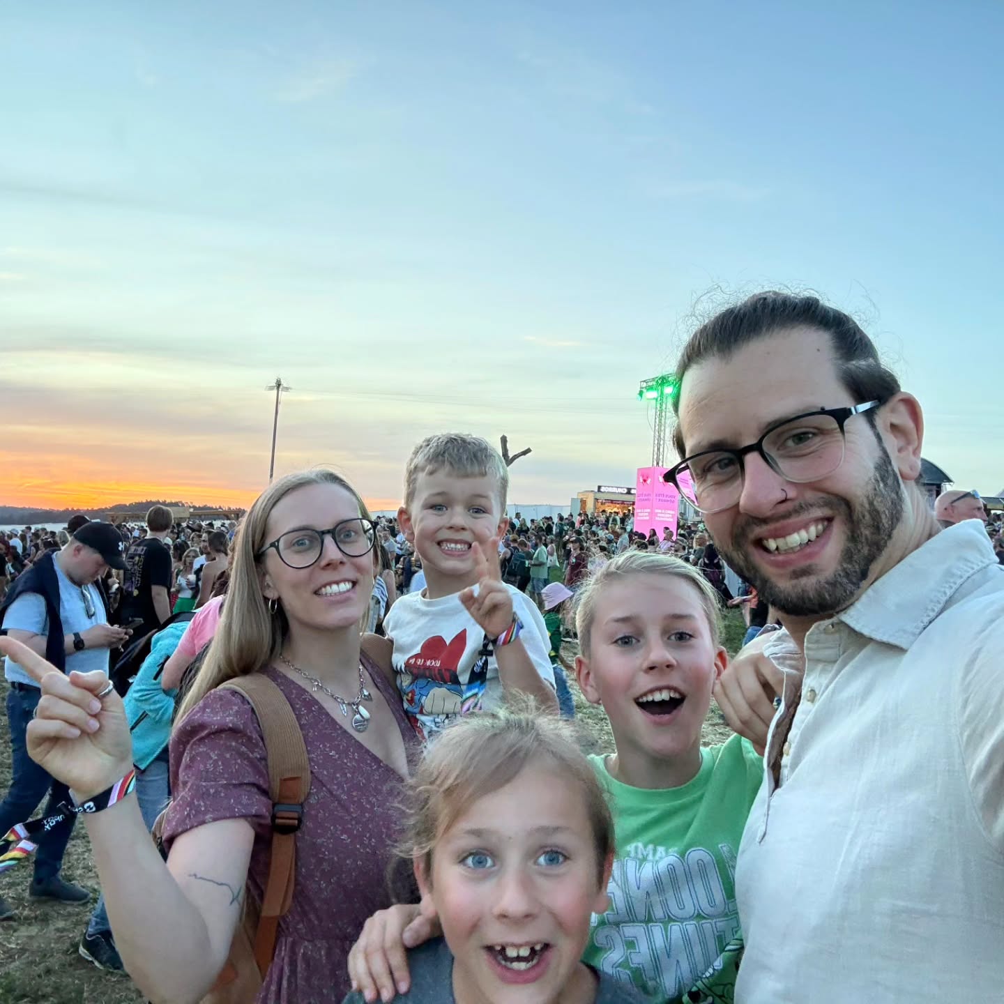 DritchinoOooOoooo 🎸🎵🕺🏼
_______________________________
Quel week-end incroyable au @dritchino 🥹💜☀️
Une météo incroyable, un week-end au camping du festival au milieu des champs 🏕, des concerts au top, des amis en or et des moments en famille, gravés pour la vie 💟 Ce festival est tellement familial, on adore et une ambiance au sunset, incroyable
(le dernier clip 🧡🥹)
Bravo à toute la Team du Dritchino qui se démène pour offrir un festival de cette qualité, en pleine campagne jurassienne 🌾🎙💪🏻
Big up et à l'année prochaine !!! 🫶🏻💯
@dritchino
Et toi, c'est quoi ton festival favori ? En famille ou entre amis ? Les deux ? 🤩
OPEN AIR FESTIVAL | ACTIVITÉS FAMILLE