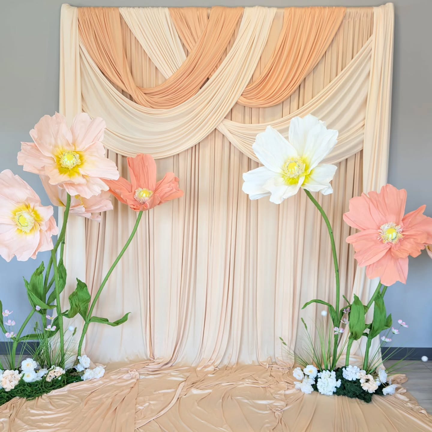🌸 Sunday Love 🌸
#FloralBackdrop
#DrapedElegance
#RomanticDecor
#IntimateEvents
#EventInspo