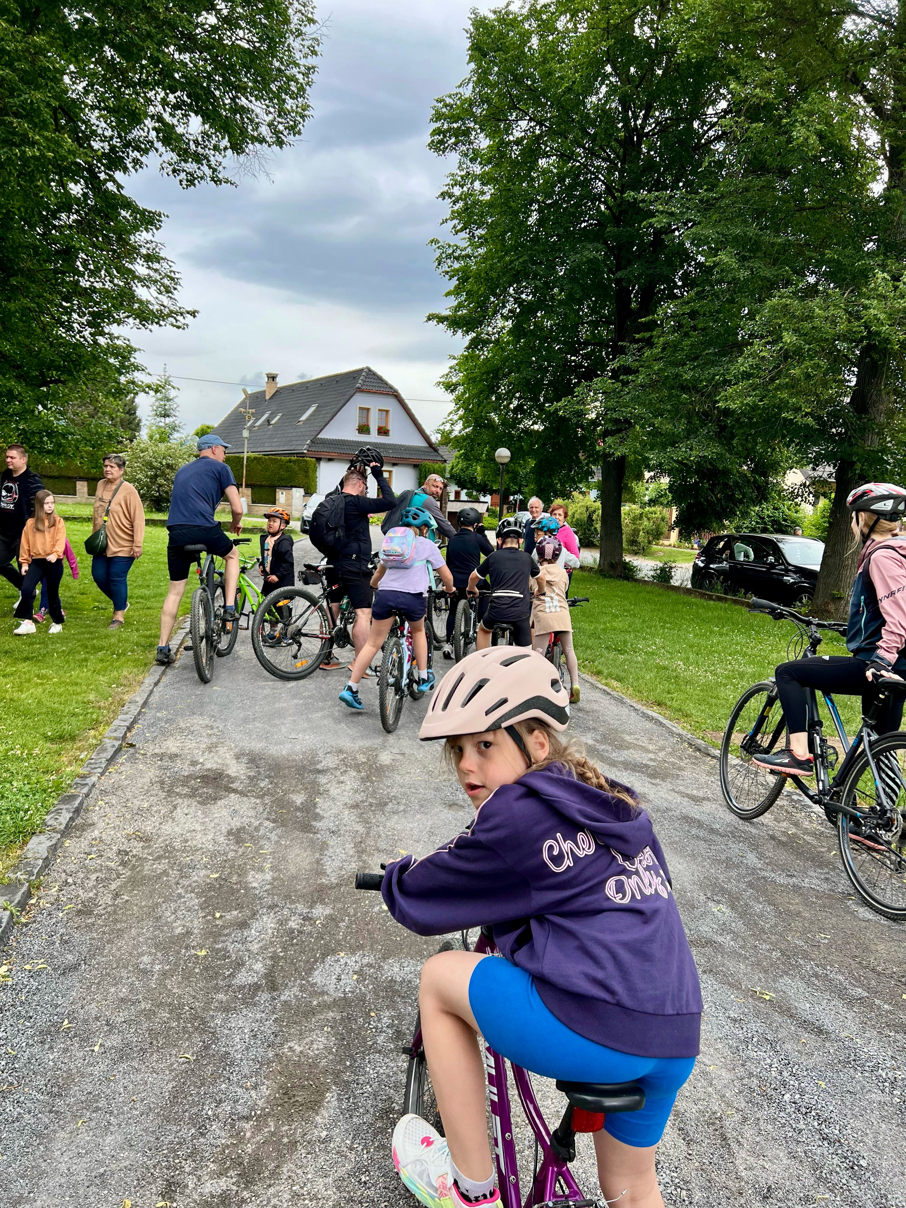 As the great outdoor educator Kurt Hahn put it:
“There is more in us than we know. If we can be made to see it, perhaps for the rest of our lives we will be unwilling to settle for less.”
When challenged to design an event for our school community, our second-year students rose to the occasion. They planned and organized a fantastic cycling adventure from Banská Bystrica to Hronsek and back, taking responsibility for inviting participants, encouraging involvement, and helping create a memorable day for everyone.
Saturday’s ride was filled with smiles, laughter, and a wonderful sense of community. Students, parents, and even a class pet joined the adventure! With the weather on our side, our intrepid cyclists covered more than 25 km of bike paths, travelling both on and off asphalt before finishing the day at the Children’s Day celebration hosted by Bakossova School.
A huge congratulations to our student organizers and everyone who took part in making this inaugural ride such a success.
Bring on the next one! 🚲💙
#SpeakAcademy #CommunityRide #OutdoorLearning #StudentLeadership #BanskaBystrica