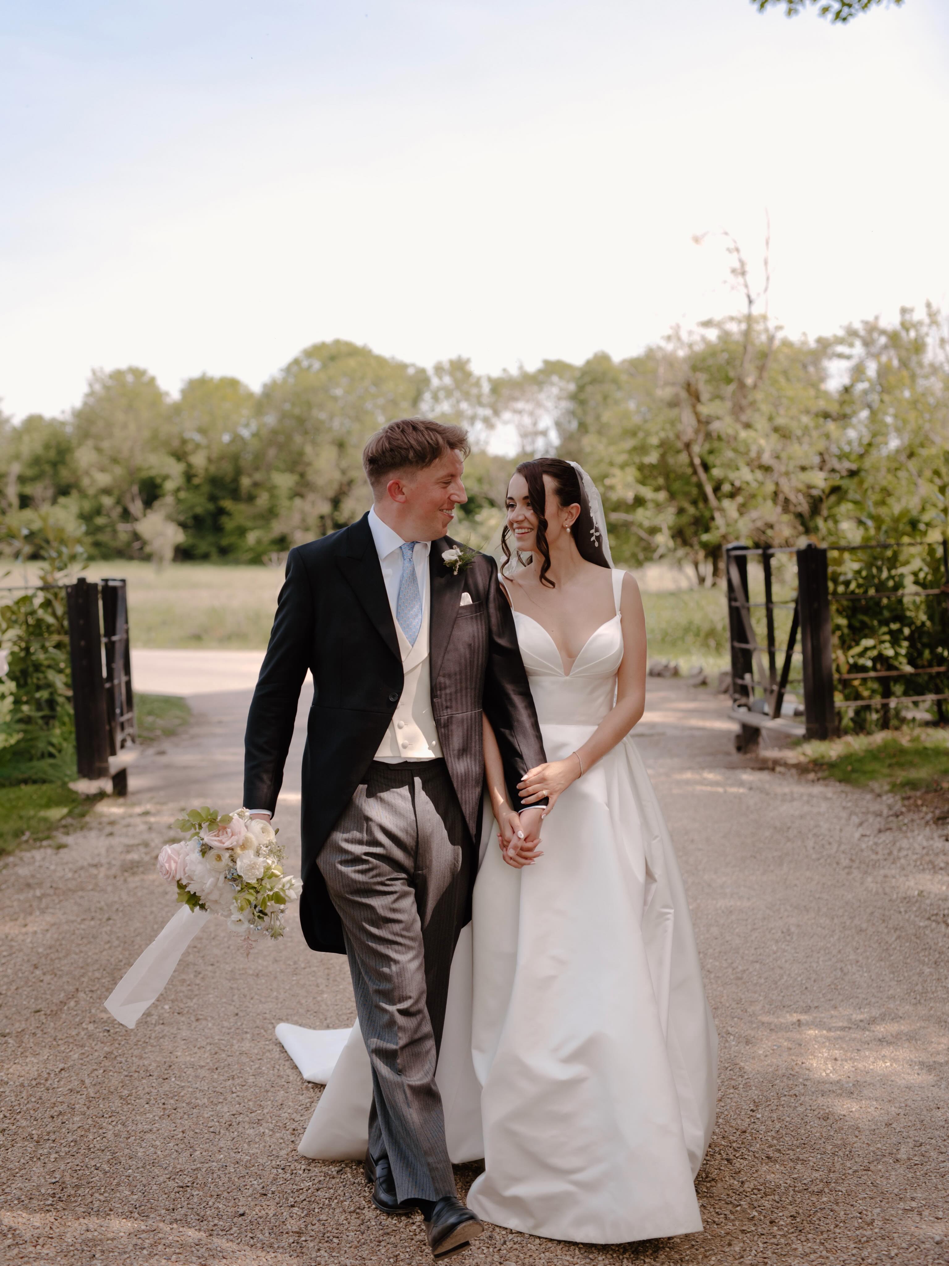Photographing Hannah and Richard’s wedding at Syrencot was an absolute dream ☀️. It was fantastic to be back at Syrencot, with its stunning grounds providing the perfect backdrop for such a brilliant celebration. A truly fun-filled day from start to finish 🥂🤍
