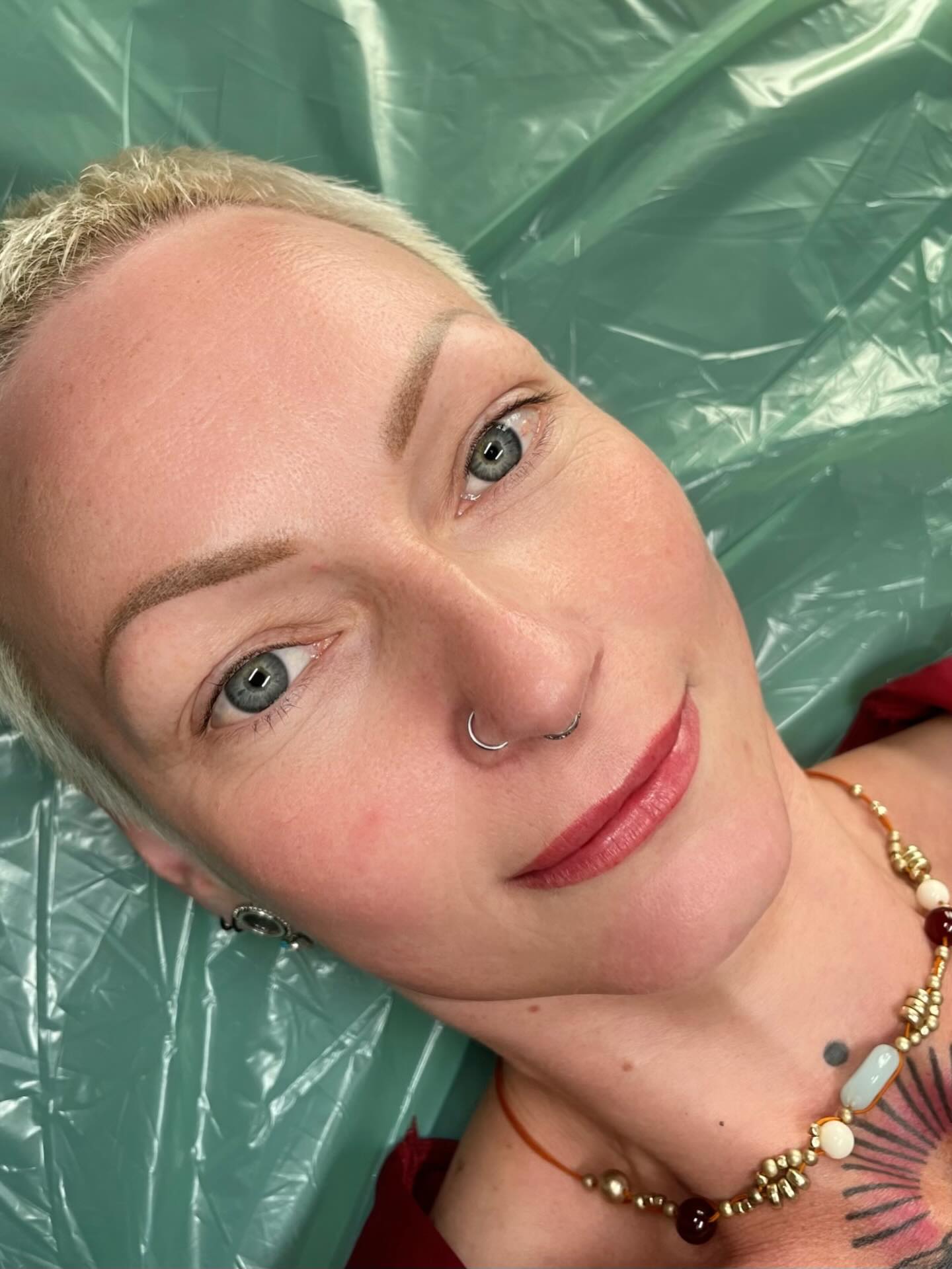 ✨Powder Brows und Lip Blush ✨
Bei diesen Augenbrauen habe ich die Regeln ein wenig gebrochen, da ihre natürlichen Brauen ziemlich hoch über dem Brauenknochen sitzen … aber wir wollten trotzdem ihre ätherische Schönheit einfangen 🧝🏼♀️
Fotos –
1. Abgeheilte Powder Brows nach 2 Sitzungen und frisches Lipblush (Sitzung 1). Lipblush heilt etwa 30–40 % heller und weicher ab.
2. Vor den Behandlungen
3. Unmittelbar nach der ersten Augenbrauen-Sitzung
4. Unmittelbar nach dem Lipblush
5. Vor dem Lipblush
Erstellt @anker.tattoo.freiburg
Du kannst mir gerne eine Direktnachricht oder eine WhatsApp-Nachricht schicken, wenn du einen Beratungstermin für Permanent Make-up vereinbaren möchtest. 🫶🏼💕
#permanentmakeupfreiburg #powderbrows #lipblush #etherealbeauty #beautyfreiburg