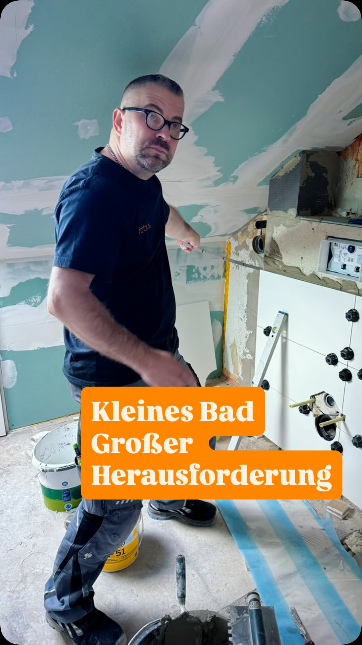 🚿 Kleines Bad? Kein Problem!
Auch in diesem Dachgeschossbad mit starker Dachschräge finden Dusche, WC und Waschbecken ihren Platz. Entscheidend ist dabei eine durchdachte Planung und eine saubere handwerkliche Ausführung.
Besonderes Augenmerk legen wir auf die Abdichtung – denn was später hinter den Fliesen liegt, ist mindestens genauso wichtig wie die sichtbare Oberfläche. So schaffen wir die Grundlage für ein langlebiges und sicheres Badezimmer.
Mit großformatigen, mattweißen Fliesen und besonders schmalen Fugen entsteht später ein modernes Gesamtbild, das den Raum optisch größer wirken lässt.
Wir freuen uns schon darauf, euch das fertige Ergebnis zu zeigen! ✨
#Föbus #Badsanierung #Badezimmer #wirsindföbus #kassel
